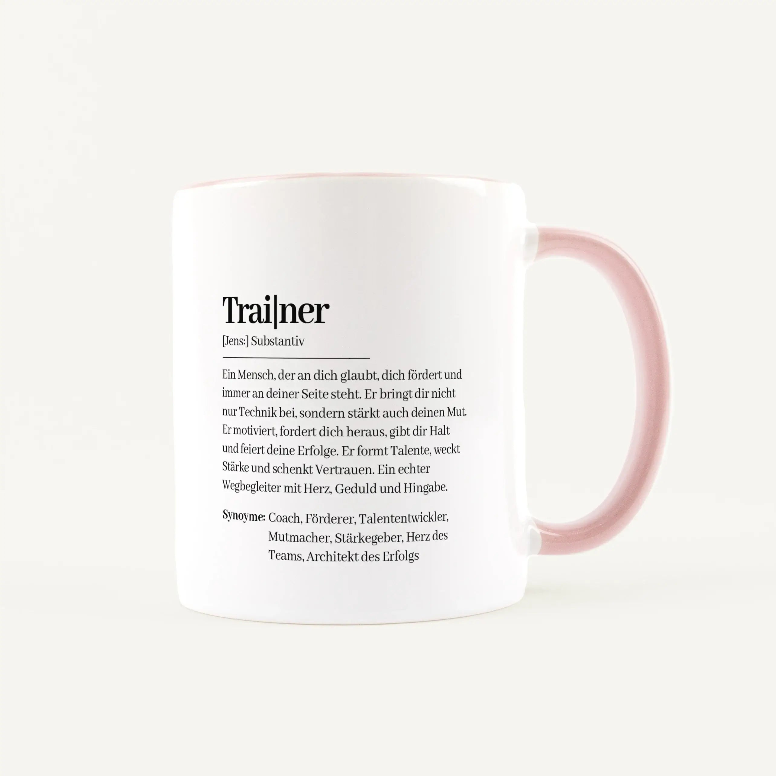Tasse Definition Trainer-Keramik Tasse-famprints-Die Tasse Definition Trainer von famprints ist eine persönliche Geschenkidee für Menschen, die mehr sind als nur Ansprechperson am Spielfeldrand. Die liebevolle Definition im Duden Stil beschreibt, was eine