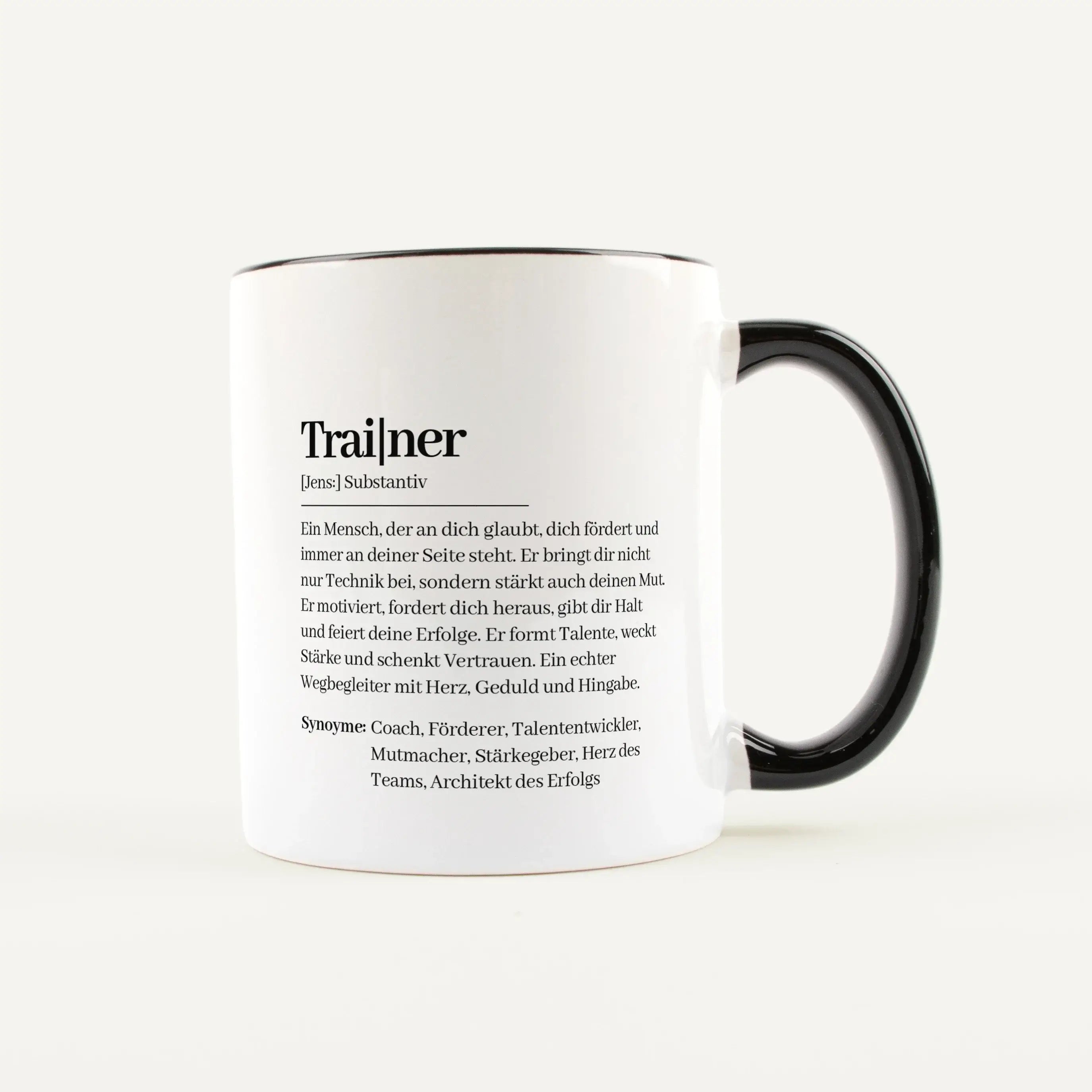 Tasse Definition Trainer-Keramik Tasse-famprints-Die Tasse Definition Trainer von famprints ist eine persönliche Geschenkidee für Menschen, die mehr sind als nur Ansprechperson am Spielfeldrand. Die liebevolle Definition im Duden Stil beschreibt, was eine