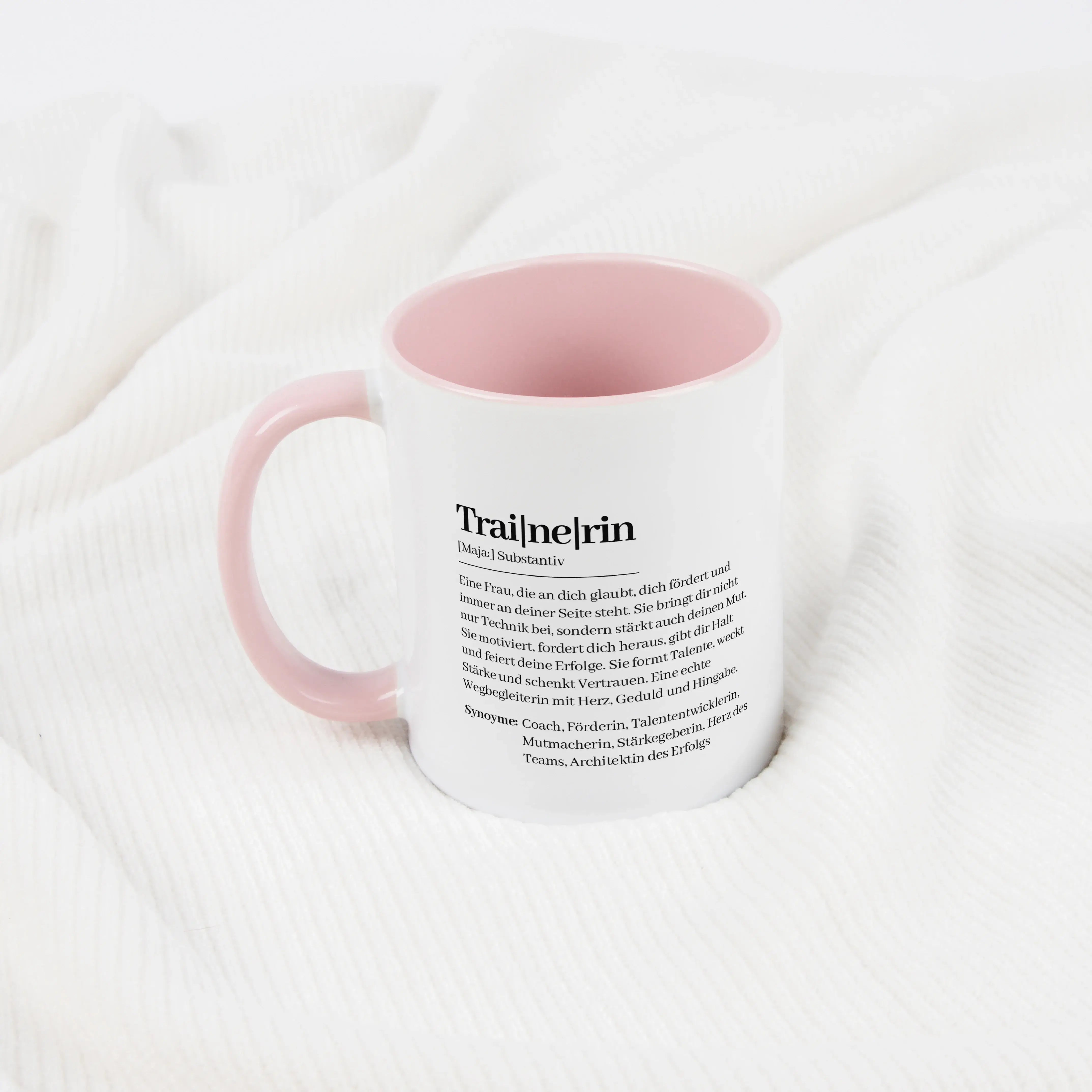 Tasse Definition Trainerin-Keramik Tasse-famprints-Die Tasse Definition Trainerin ist eine liebevolle Geschenkidee für einen Menschen, der fördert, motiviert und immer an andere glaubt. Das Design im Duden Stil macht aus einer einfachen Tasse eine persönl