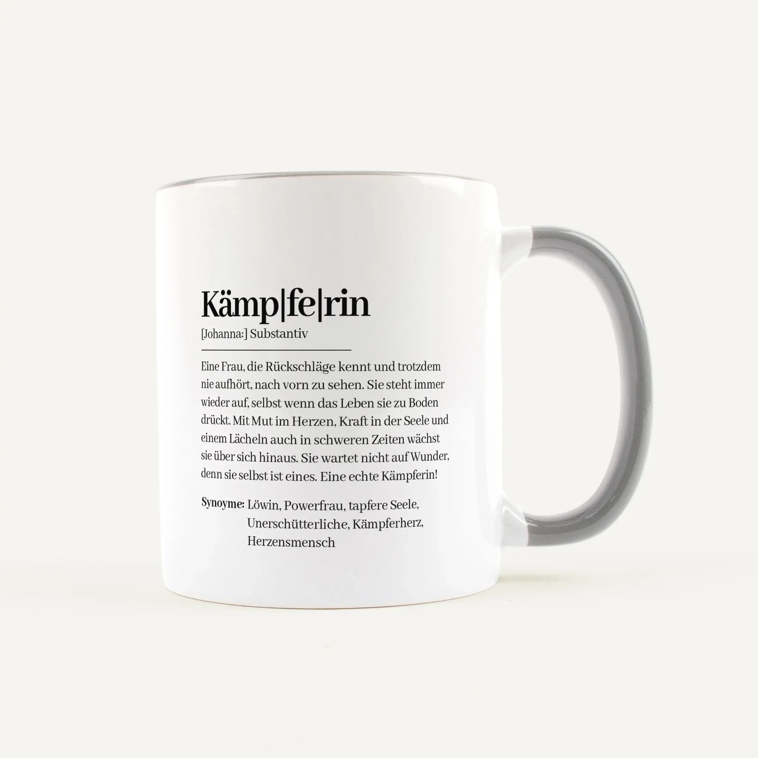 Tasse Definition Kämpferin-Keramik Tasse-famprints-Die Tasse Definition Kämpferin ist eine liebevolle Mutmacher Tasse für Frauen, die im Alltag viel tragen und trotzdem nie aufgeben. Das Design im Duden Stil verbindet starke Worte mit echter Bedeutung und