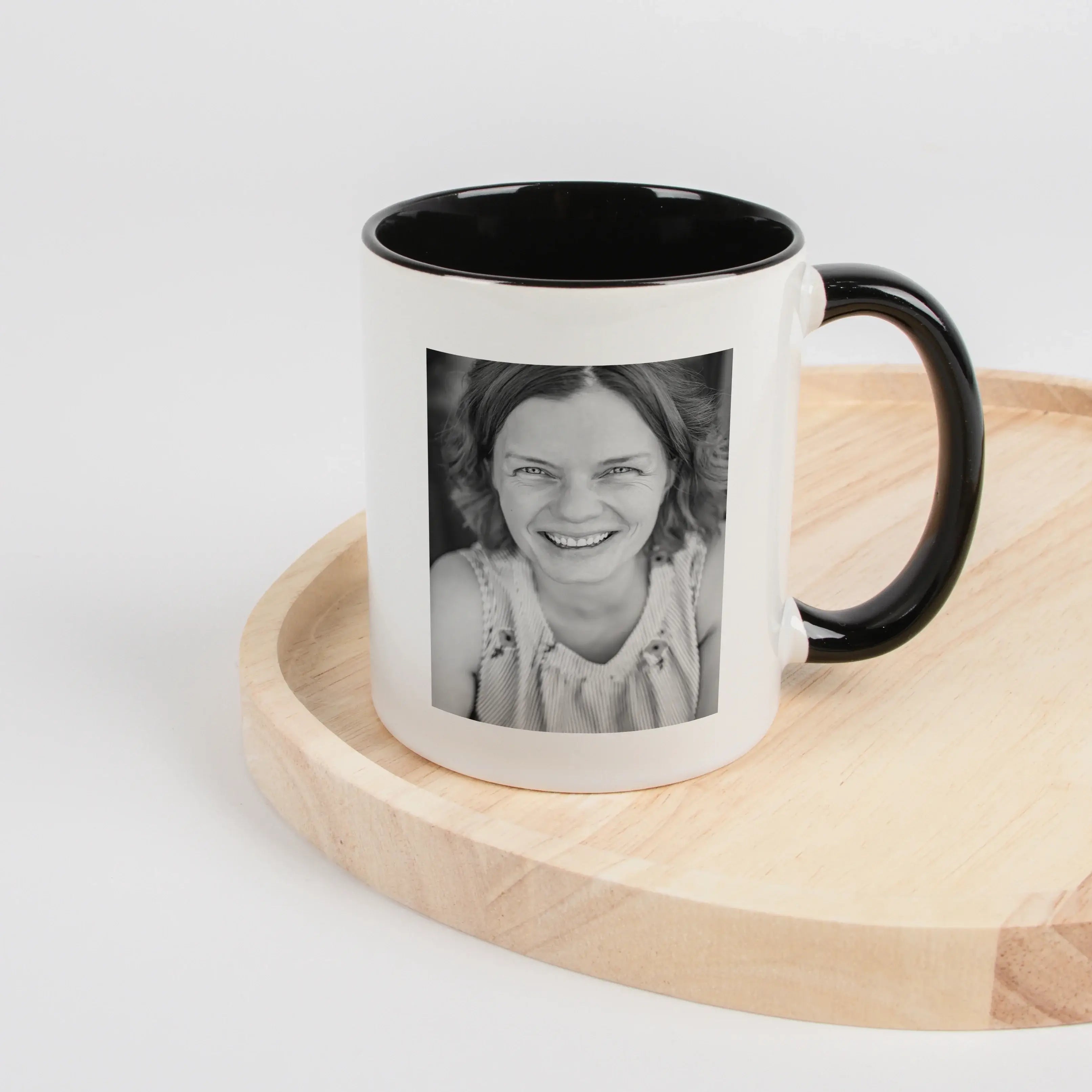 Tasse Definition Kämpferin-Keramik Tasse-famprints-Die Tasse Definition Kämpferin ist eine liebevolle Mutmacher Tasse für Frauen, die im Alltag viel tragen und trotzdem nie aufgeben. Das Design im Duden Stil verbindet starke Worte mit echter Bedeutung und
