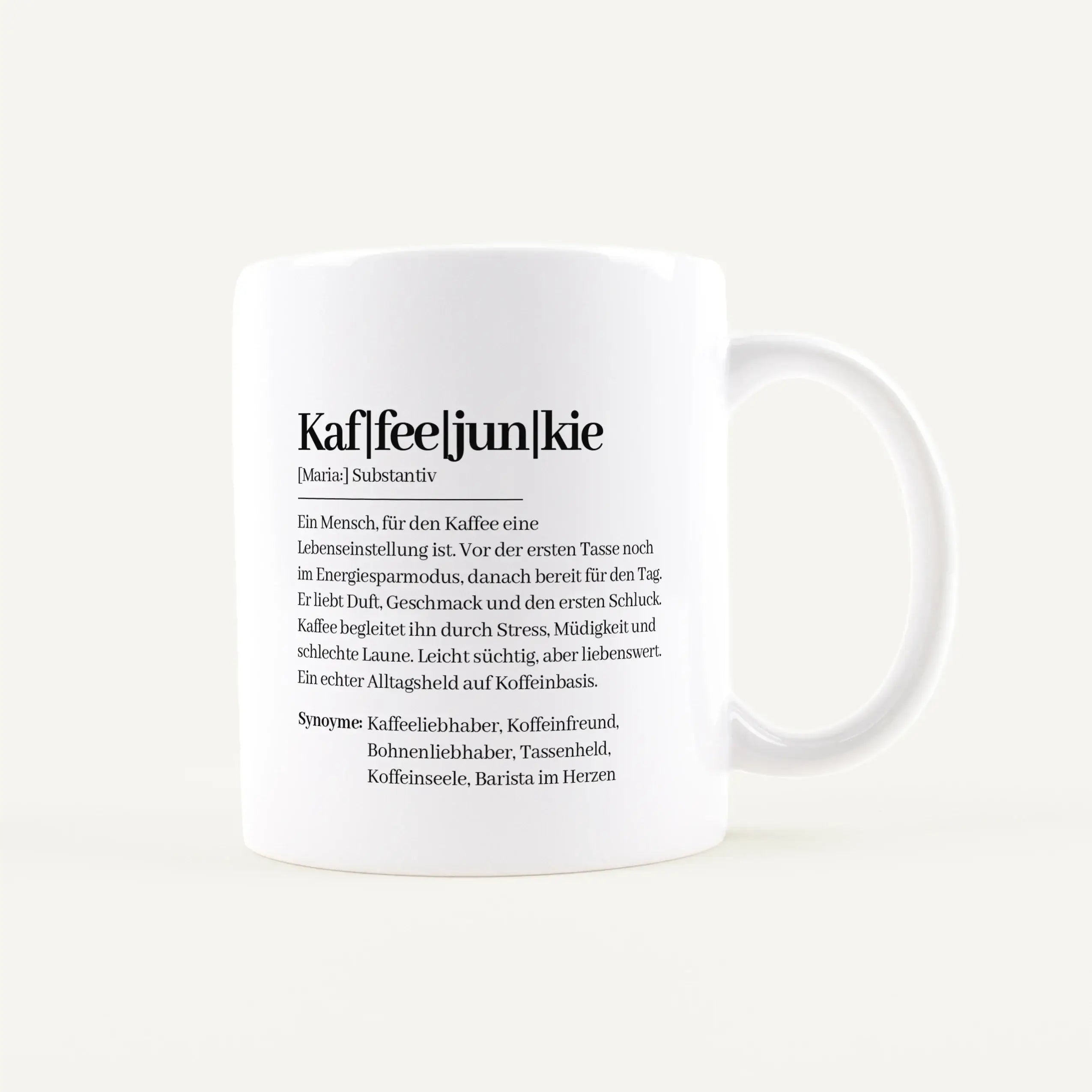 Tasse Definition Kaffeejunkie-Keramik Tasse-famprints-Die Tasse Definition Kaffeejunkie ist für alle, bei denen der erste Kaffee mehr ist als nur ein Getränk. Der Duden Stil macht aus einem kleinen Alltagsmoment eine persönliche Botschaft mit Augenzwinker