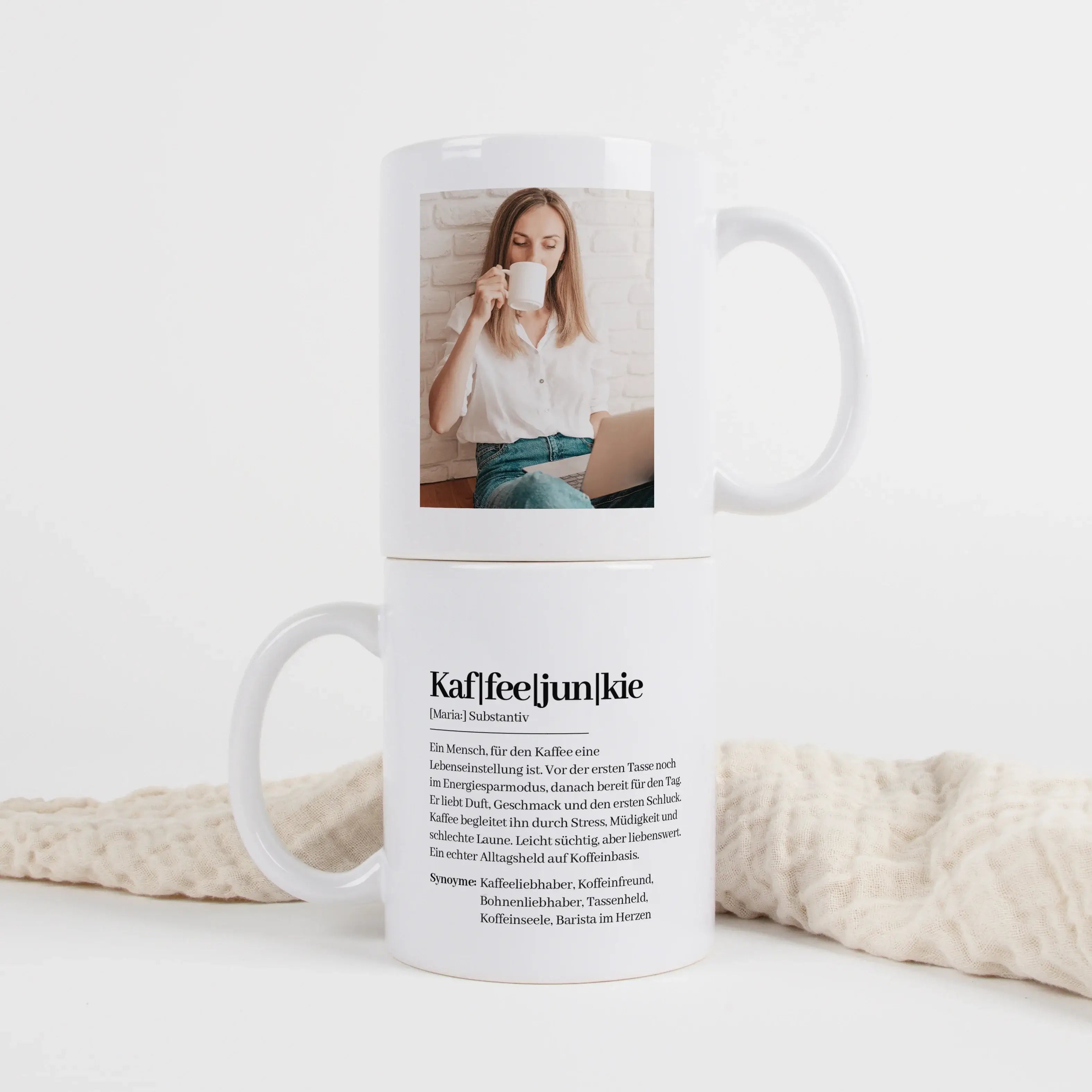 Tasse Definition Kaffeejunkie-Keramik Tasse-famprints-Die Tasse Definition Kaffeejunkie ist für alle, bei denen der erste Kaffee mehr ist als nur ein Getränk. Der Duden Stil macht aus einem kleinen Alltagsmoment eine persönliche Botschaft mit Augenzwinker