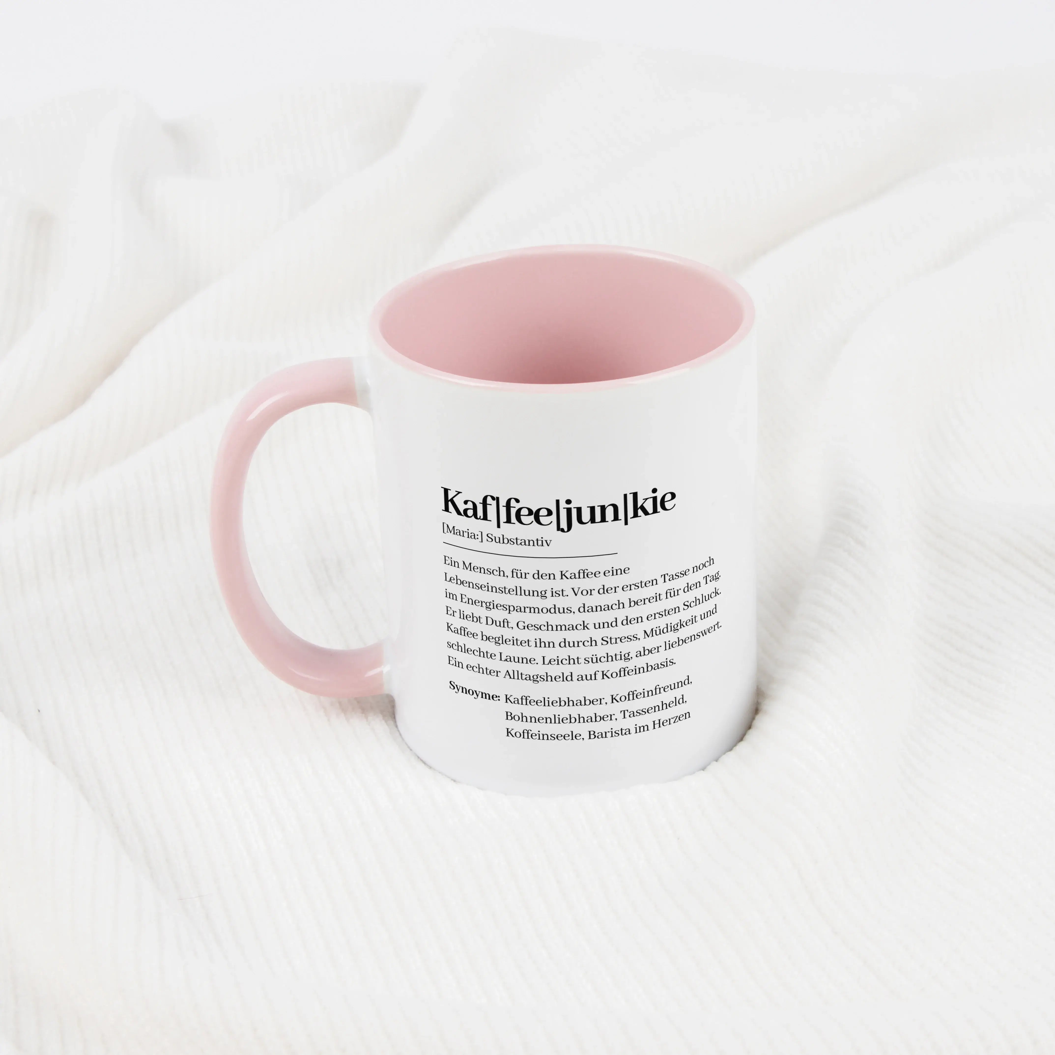 Tasse Definition Kaffeejunkie-Keramik Tasse-famprints-Die Tasse Definition Kaffeejunkie ist für alle, bei denen der erste Kaffee mehr ist als nur ein Getränk. Der Duden Stil macht aus einem kleinen Alltagsmoment eine persönliche Botschaft mit Augenzwinker