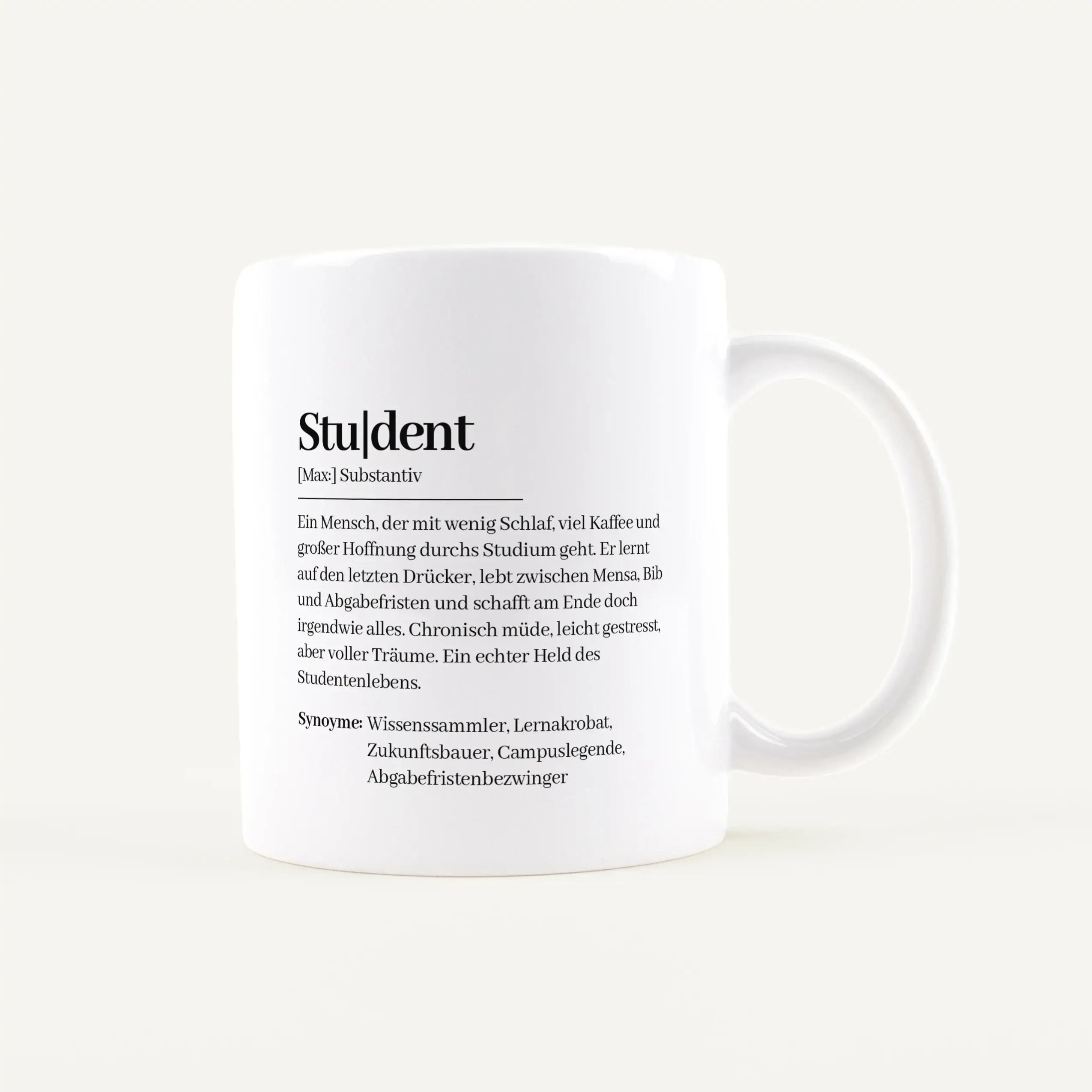 Tasse Definition Student-Keramik Tasse-famprints-Die Tasse Definition Student von famprints ist mehr als nur eine Tasse für den Kaffee am Morgen. Sie bringt das Studienleben mit einem Augenzwinkern auf den Punkt und macht aus einem Alltagsmoment etwas seh