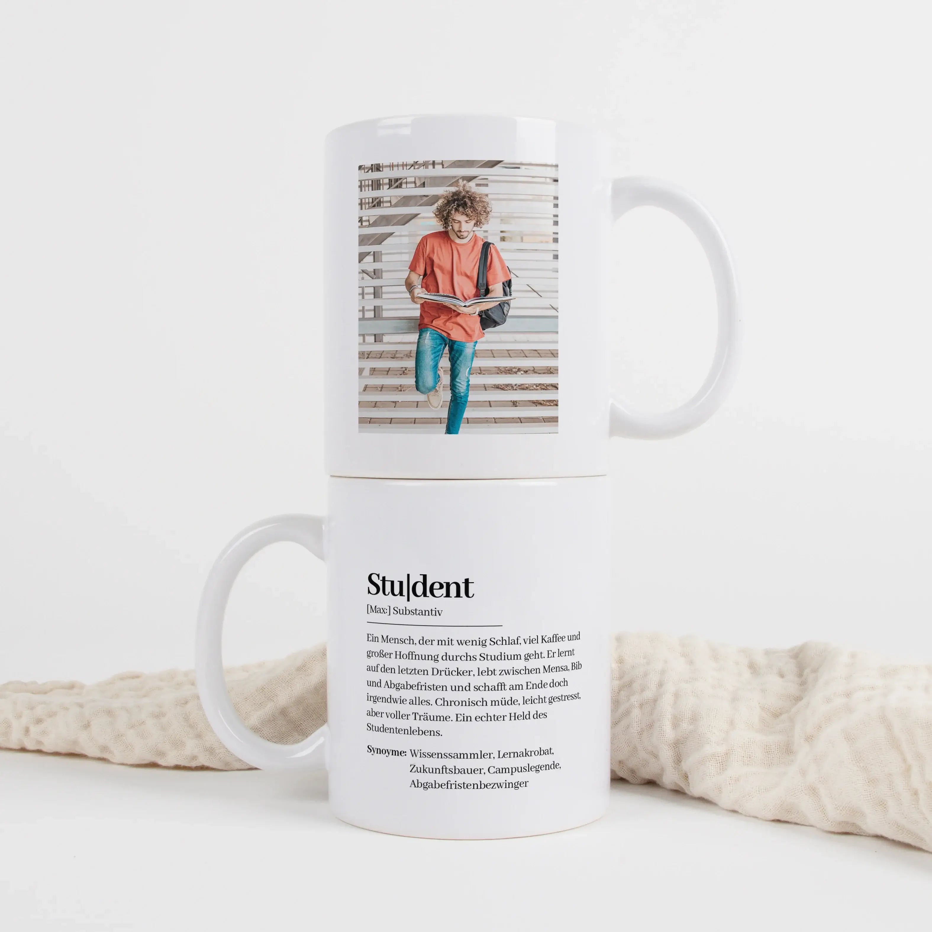 Tasse Definition Student-Keramik Tasse-famprints-Die Tasse Definition Student von famprints ist mehr als nur eine Tasse für den Kaffee am Morgen. Sie bringt das Studienleben mit einem Augenzwinkern auf den Punkt und macht aus einem Alltagsmoment etwas seh