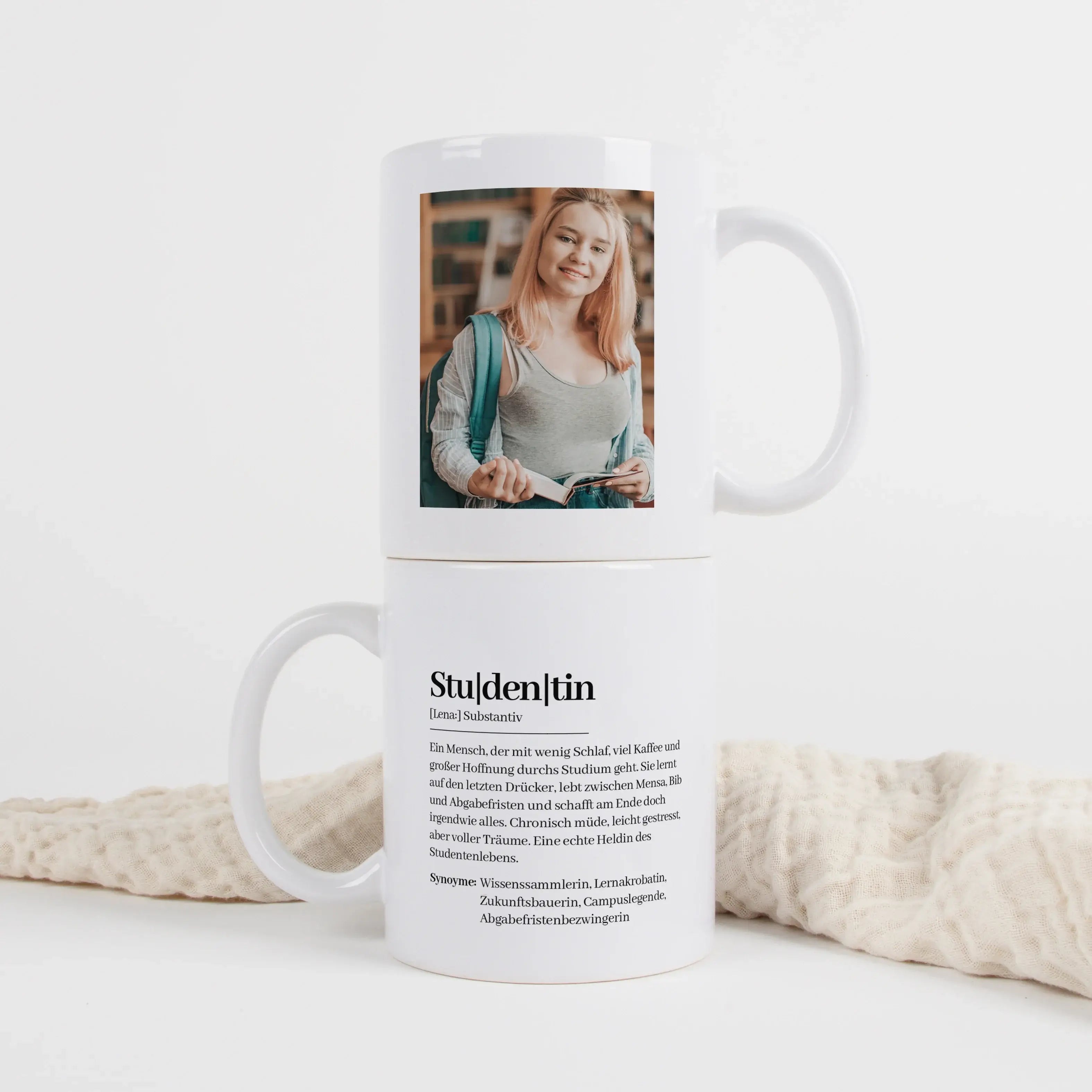 Tasse Definition Studentin-Keramik Tasse-famprints-Die Tasse Definition Studentin von famprints ist eine liebevolle Geschenkidee für alle, die zwischen Vorlesung, Bibliothek, Mensa und Abgabestress ihren Humor nicht verlieren. Der Spruch im Duden Stil bri