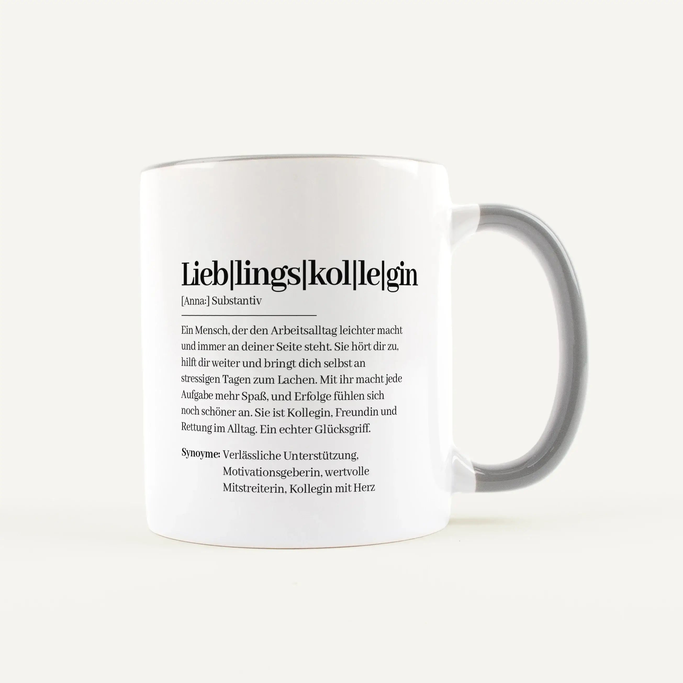 Tasse Definition Lieblingskollegin-Keramik Tasse-famprints-Die Tasse Definition Lieblingskollegin ist eine persönliche Geschenkidee für einen Menschen, der den Arbeitsalltag einfach schöner macht. Das Design im Duden Stil sagt mit liebevollen Worten genau