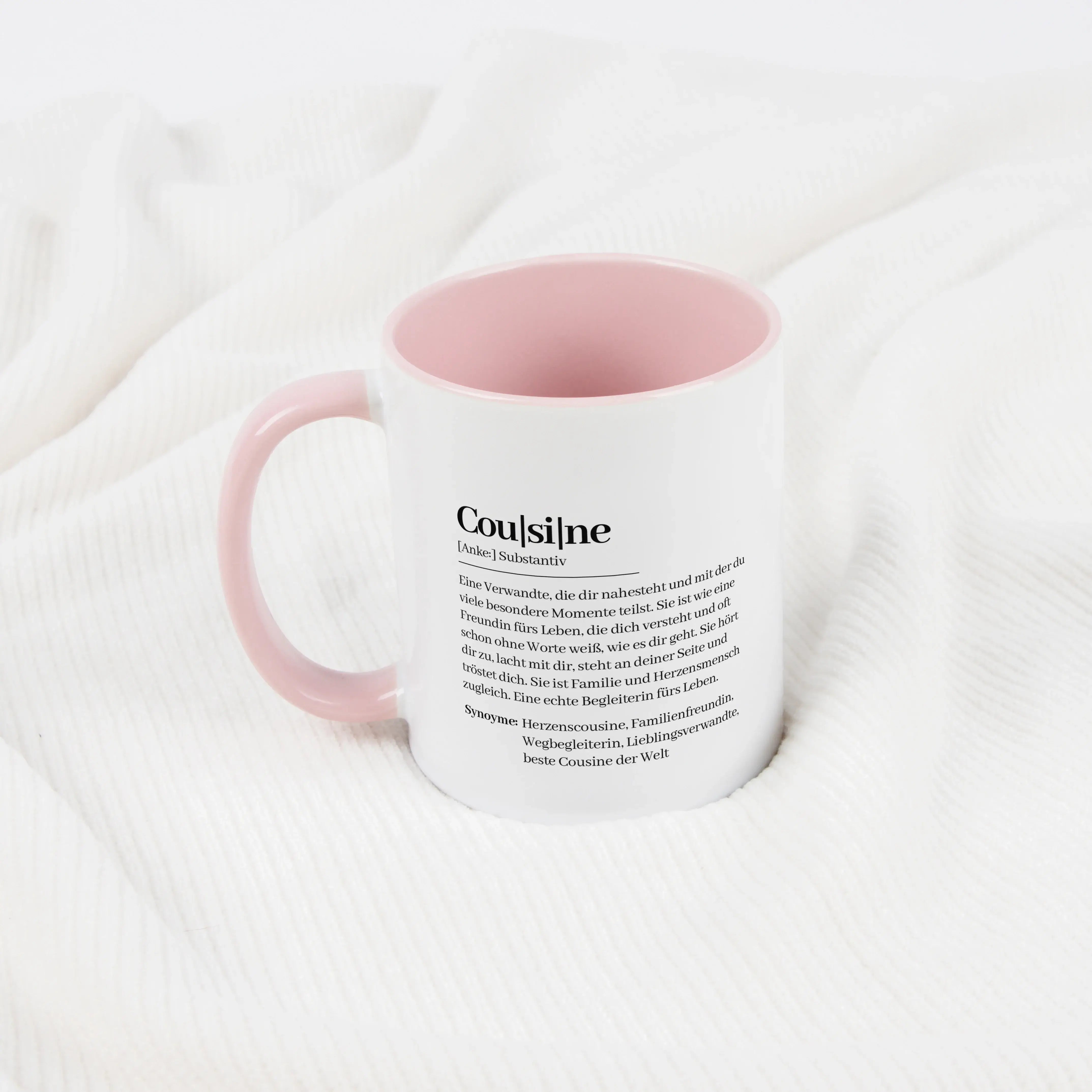 Tasse Definition Cousine-Keramik Tasse-famprints-Die Tasse Definition Cousine ist mehr als nur eine Tasse – sie ist eine kleine Liebeserklärung an einen Menschen, der Familie und Vertrautheit auf besondere Weise verbindet. Das Design im Duden Stil beschre