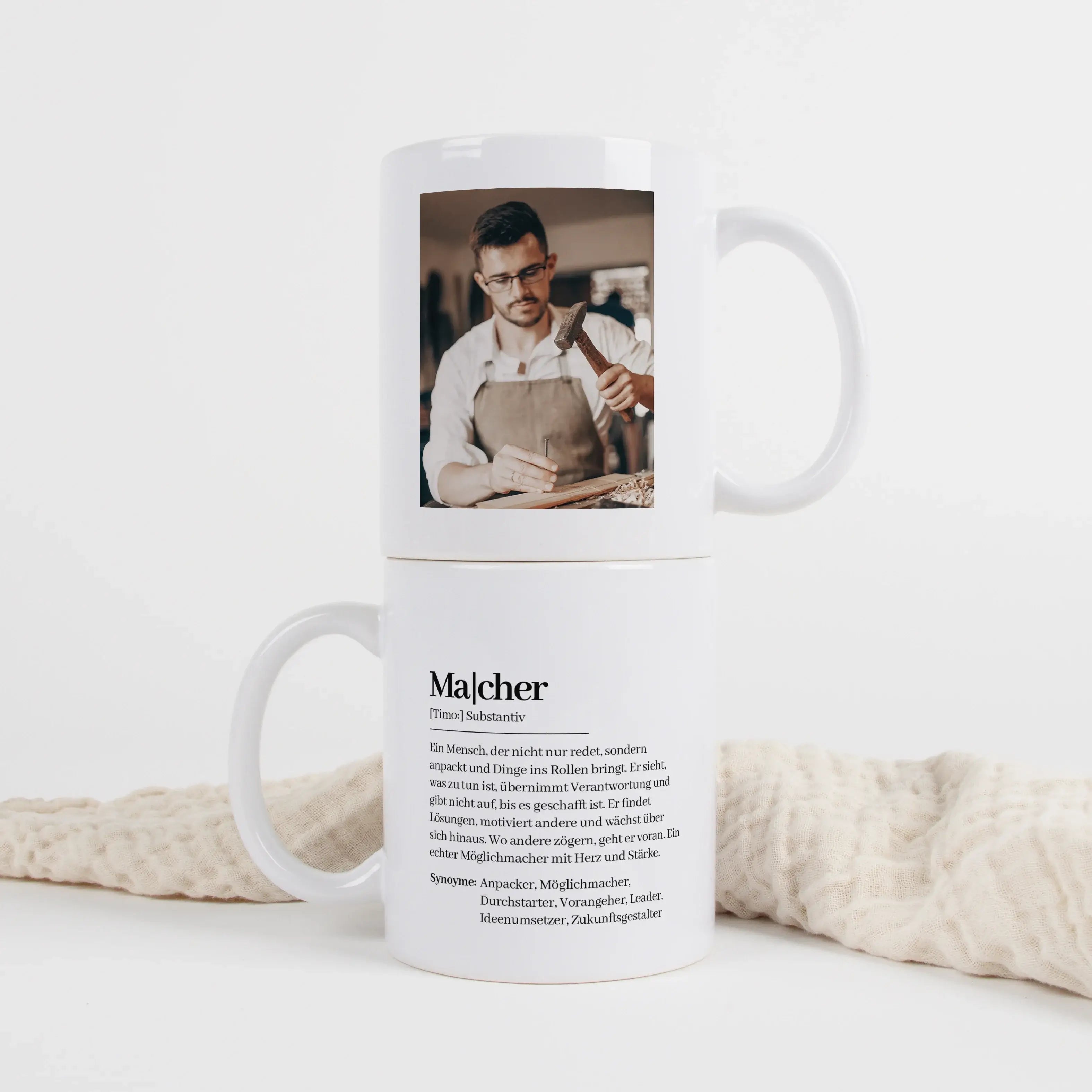 Tasse Definition Macher-Keramik Tasse-famprints-Die Tasse Definition Macher ist für Menschen gemacht, die nicht lange reden, sondern anpacken. Mit ihrem Design im Duden Stil beschreibt sie auf charmante und persönliche Weise, was einen echten Macher ausma