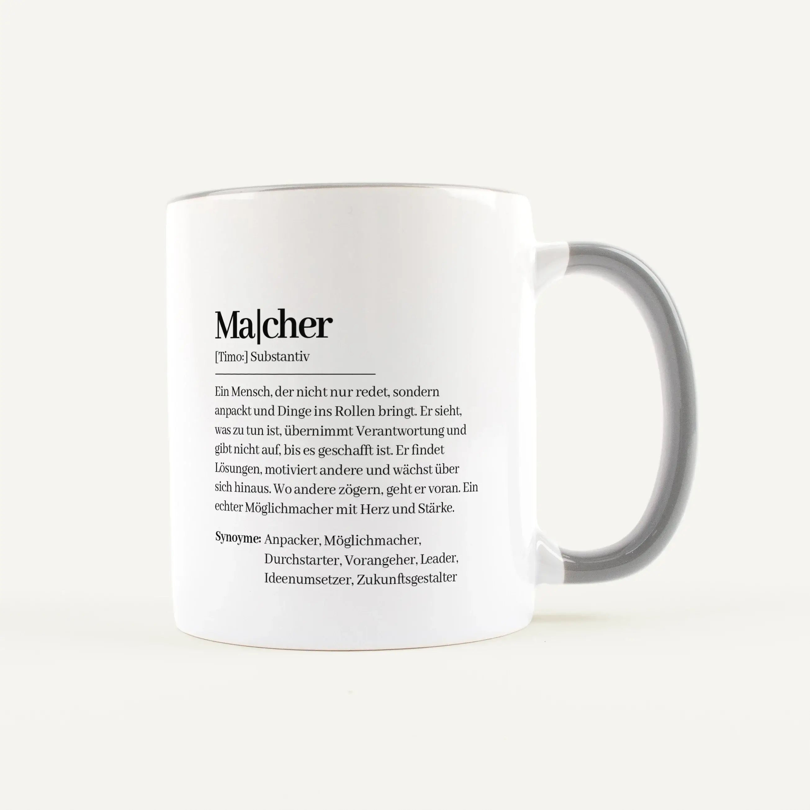 Tasse Definition Macher-Keramik Tasse-famprints-Die Tasse Definition Macher ist für Menschen gemacht, die nicht lange reden, sondern anpacken. Mit ihrem Design im Duden Stil beschreibt sie auf charmante und persönliche Weise, was einen echten Macher ausma