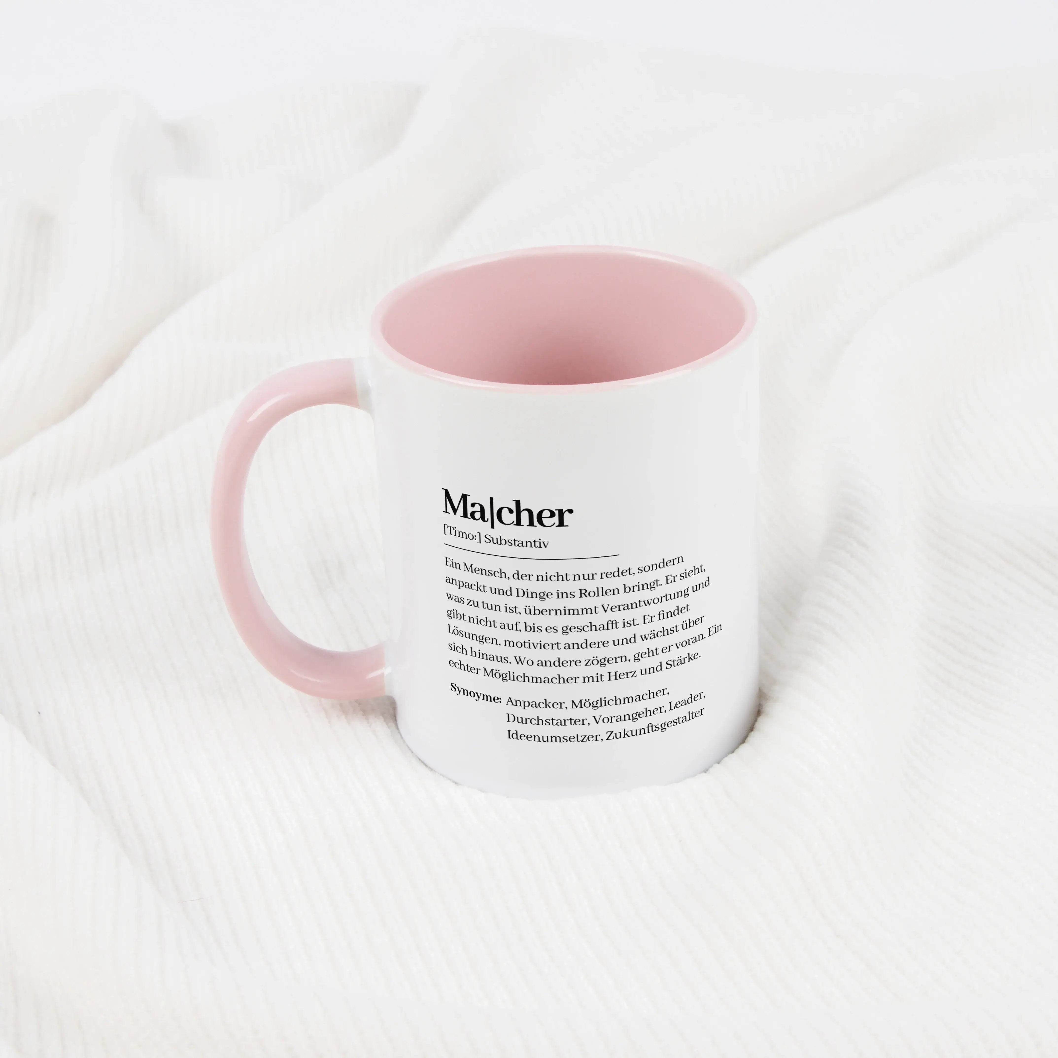 Tasse Definition Macher-Keramik Tasse-famprints-Die Tasse Definition Macher ist für Menschen gemacht, die nicht lange reden, sondern anpacken. Mit ihrem Design im Duden Stil beschreibt sie auf charmante und persönliche Weise, was einen echten Macher ausma