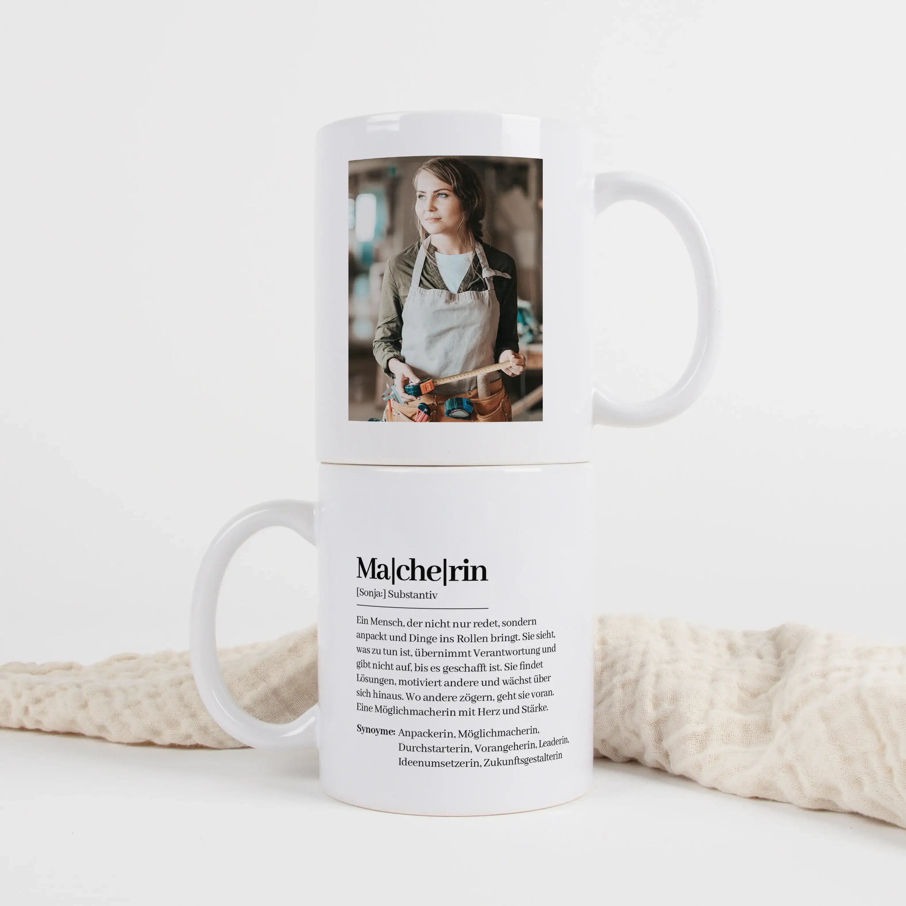 Tasse Definition Macherin-Keramik Tasse-famprints-Die Tasse Definition Macherin ist mehr als nur eine schöne Tasse für Kaffee oder Tee. Sie ist eine kleine Liebeserklärung an Frauen, die anpacken, Ideen umsetzen und mit Herz ihren Weg gehen. Im stilvollen