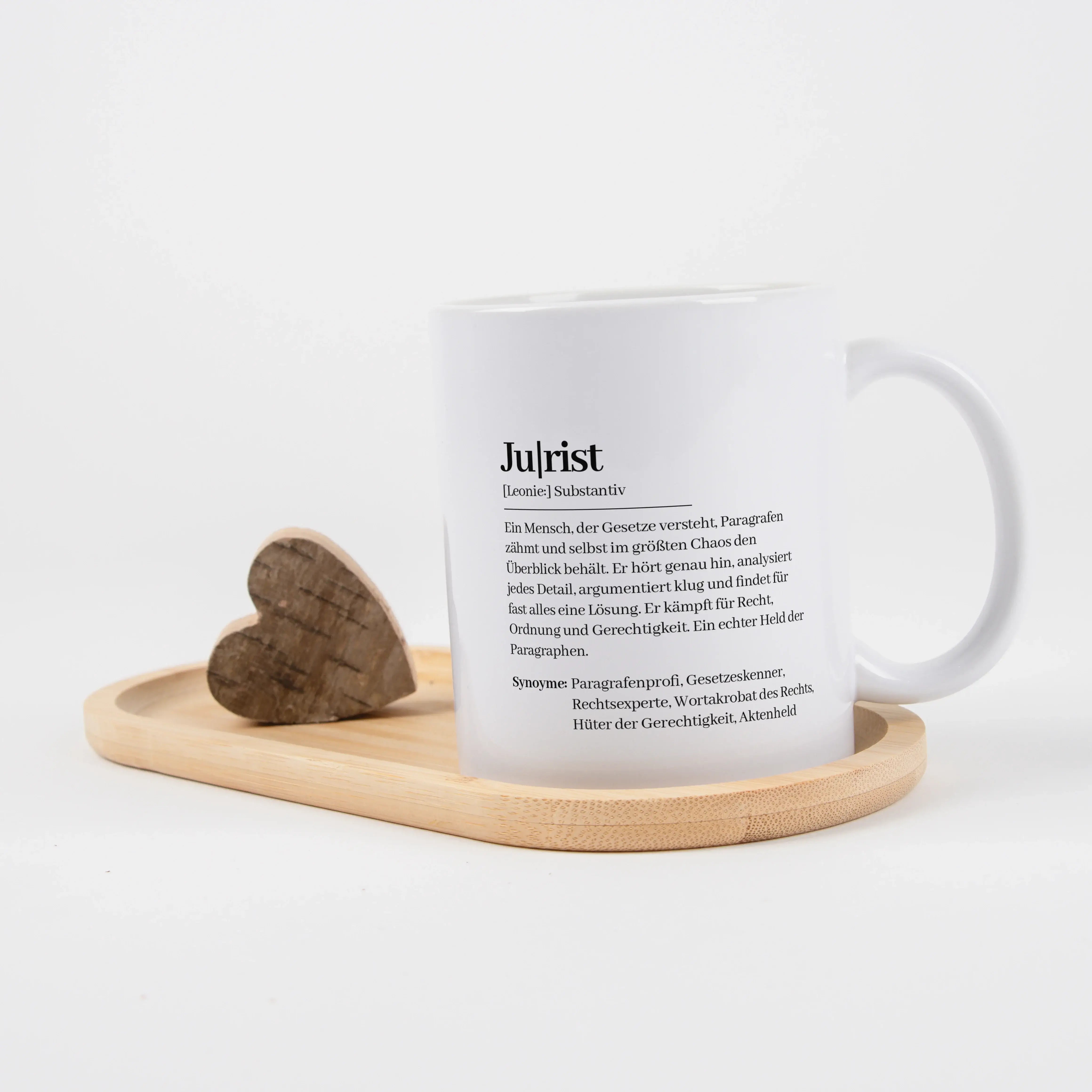 Tasse Definition Jurist-Keramik Tasse-famprints-Die Tasse Definition Jurist von famprints ist eine liebevolle Geschenkidee für Menschen, die mit Paragrafen leben und trotzdem über sich selbst lachen können. Der Spruch im Duden Stil trifft den Alltag im Bü