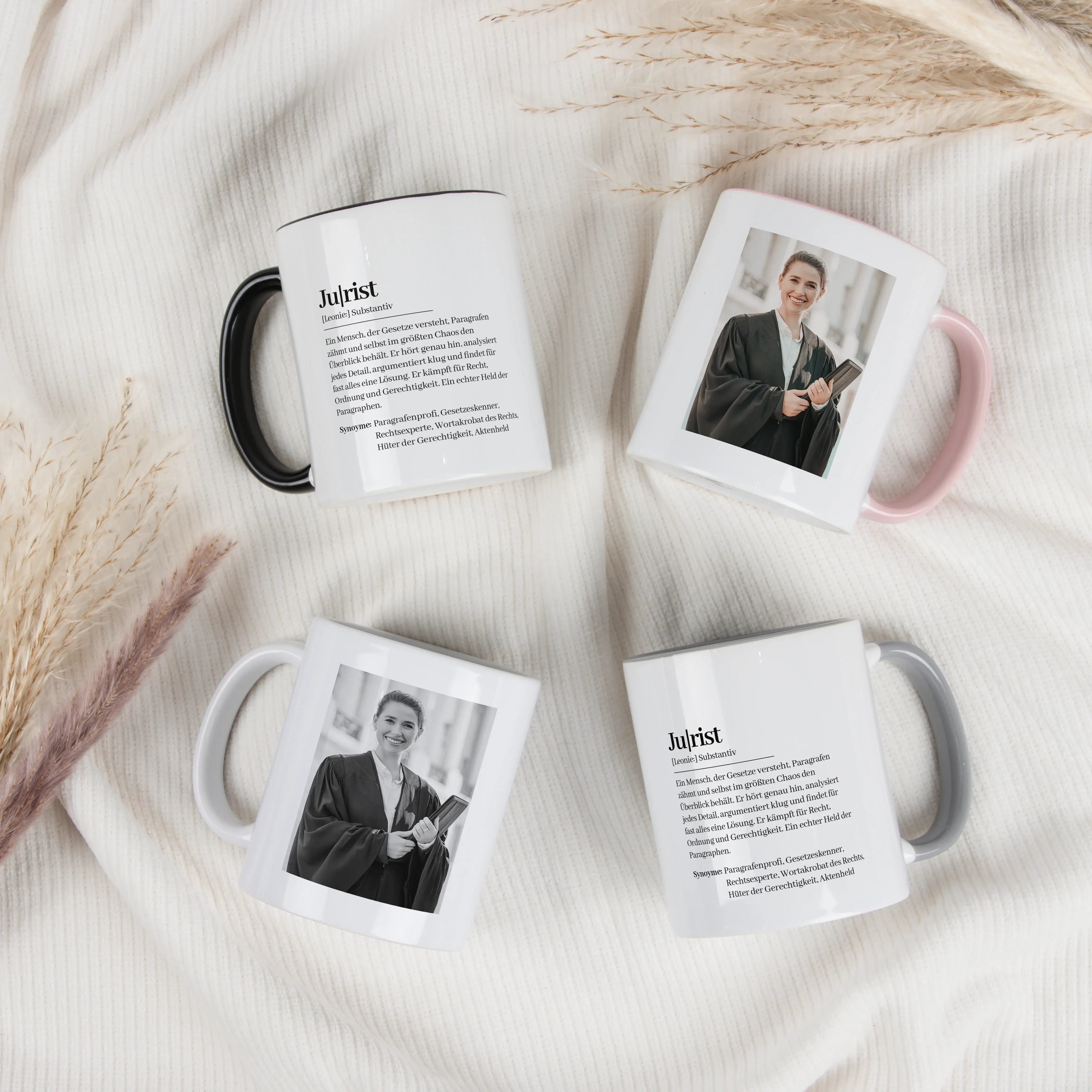 Tasse Definition Jurist-Keramik Tasse-famprints-Die Tasse Definition Jurist von famprints ist eine liebevolle Geschenkidee für Menschen, die mit Paragrafen leben und trotzdem über sich selbst lachen können. Der Spruch im Duden Stil trifft den Alltag im Bü