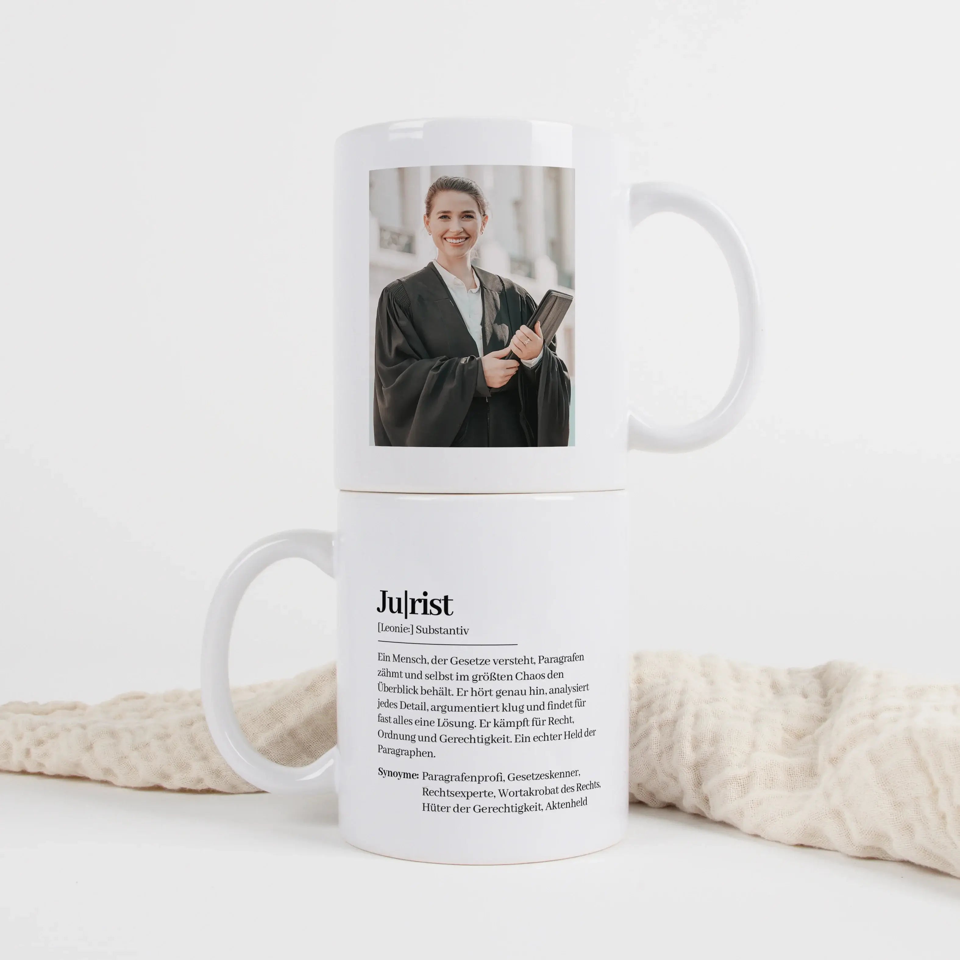 Tasse Definition Jurist-Keramik Tasse-famprints-Die Tasse Definition Jurist von famprints ist eine liebevolle Geschenkidee für Menschen, die mit Paragrafen leben und trotzdem über sich selbst lachen können. Der Spruch im Duden Stil trifft den Alltag im Bü