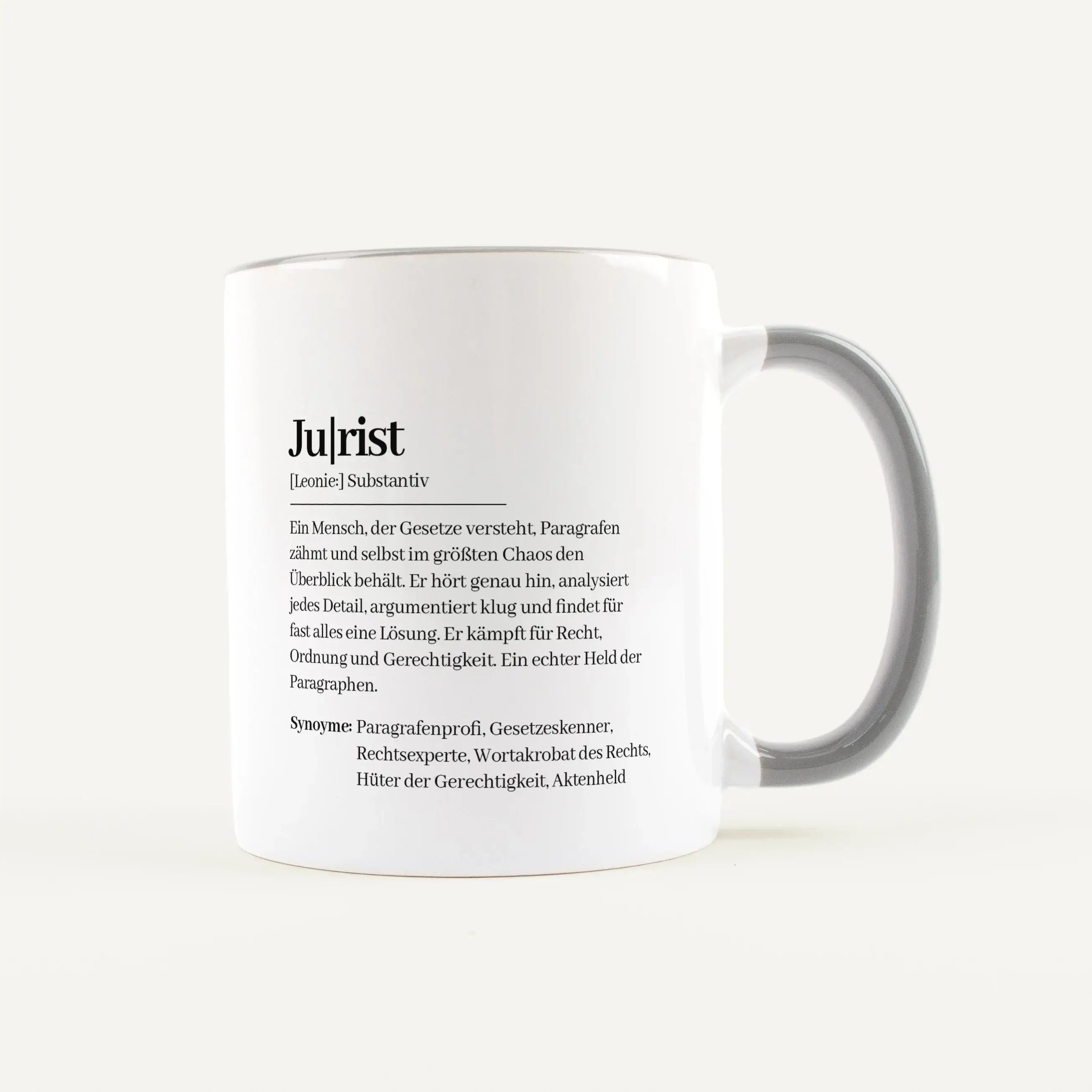 Tasse Definition Jurist-Keramik Tasse-famprints-Die Tasse Definition Jurist von famprints ist eine liebevolle Geschenkidee für Menschen, die mit Paragrafen leben und trotzdem über sich selbst lachen können. Der Spruch im Duden Stil trifft den Alltag im Bü