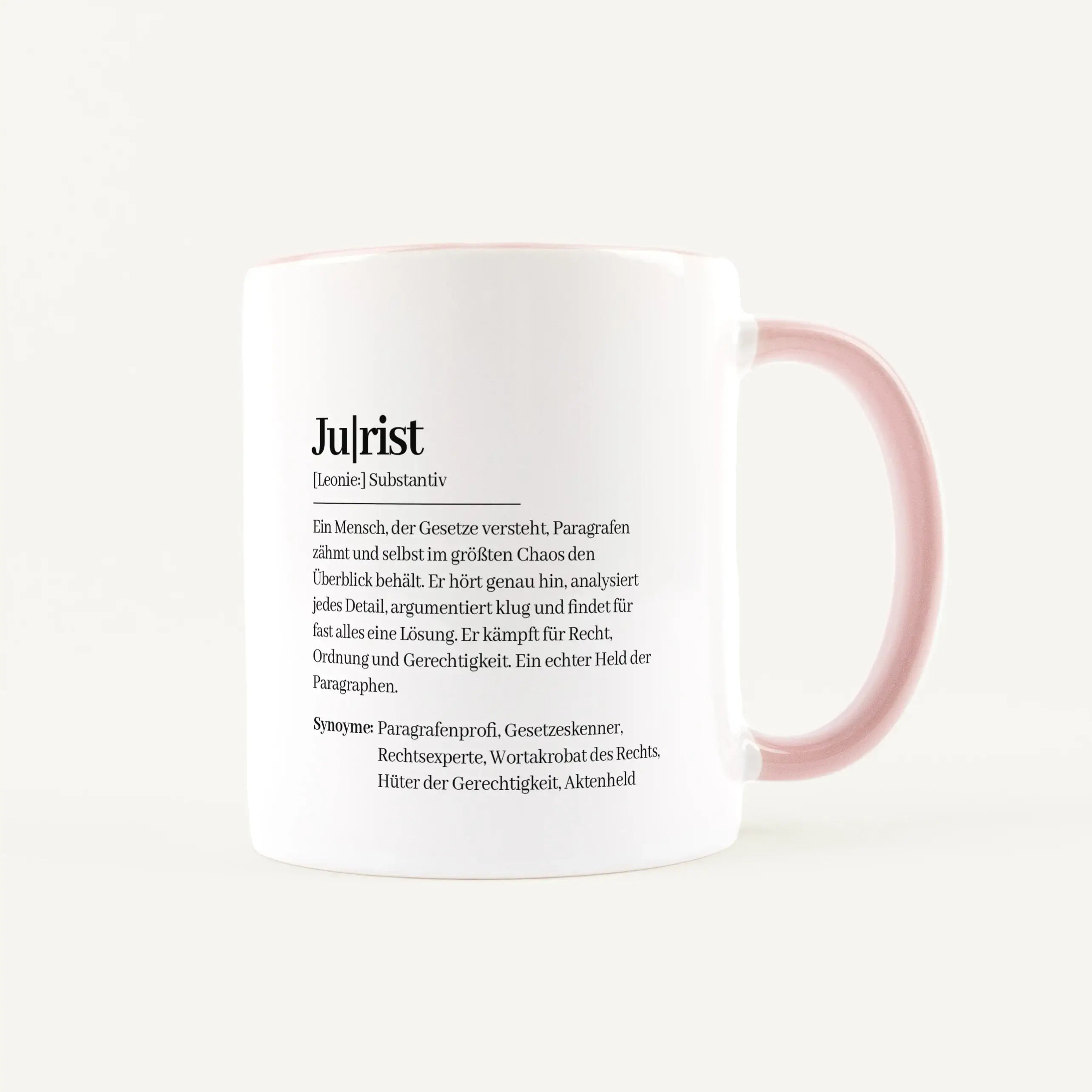 Tasse Definition Jurist-Keramik Tasse-famprints-Die Tasse Definition Jurist von famprints ist eine liebevolle Geschenkidee für Menschen, die mit Paragrafen leben und trotzdem über sich selbst lachen können. Der Spruch im Duden Stil trifft den Alltag im Bü