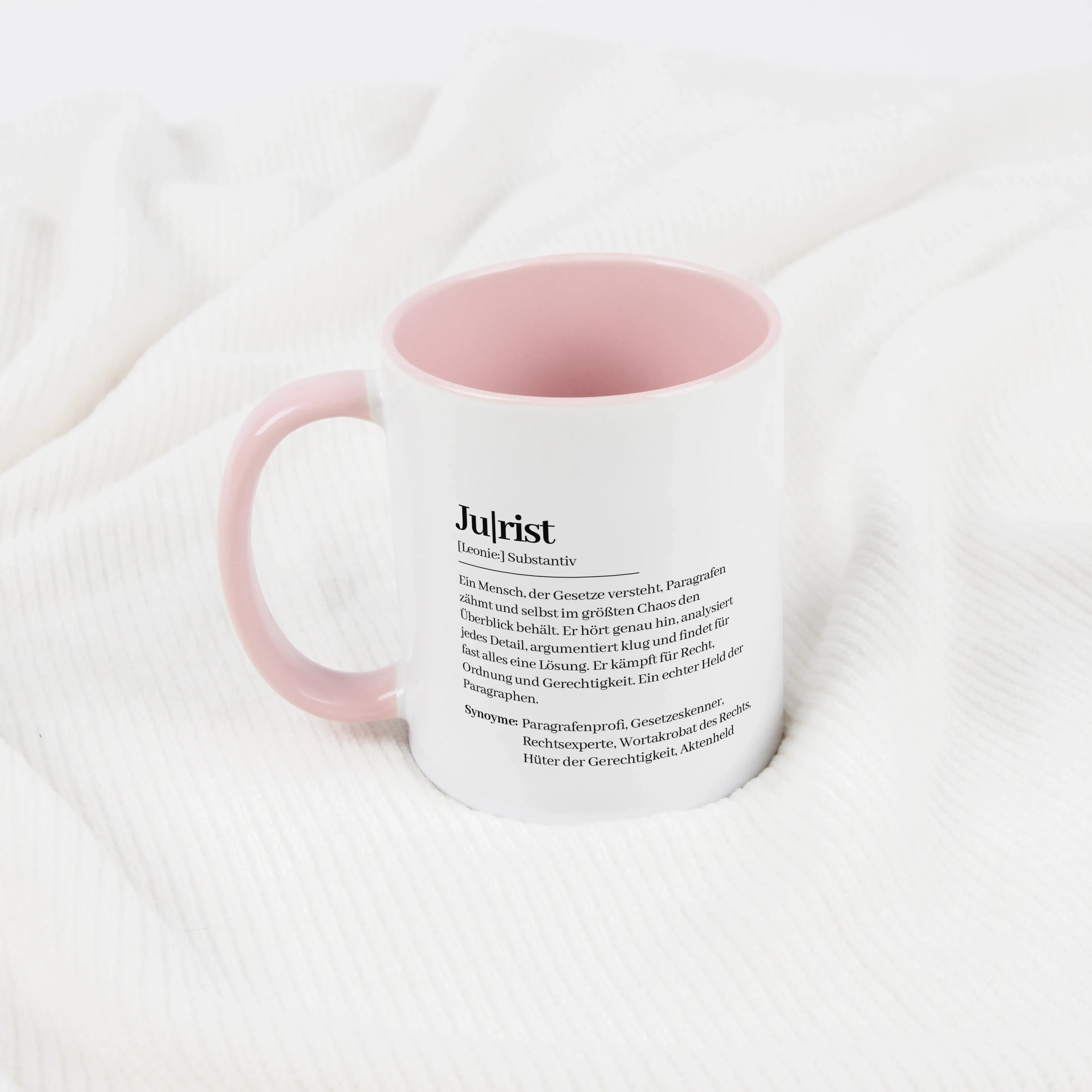 Tasse Definition Jurist-Keramik Tasse-famprints-Die Tasse Definition Jurist von famprints ist eine liebevolle Geschenkidee für Menschen, die mit Paragrafen leben und trotzdem über sich selbst lachen können. Der Spruch im Duden Stil trifft den Alltag im Bü