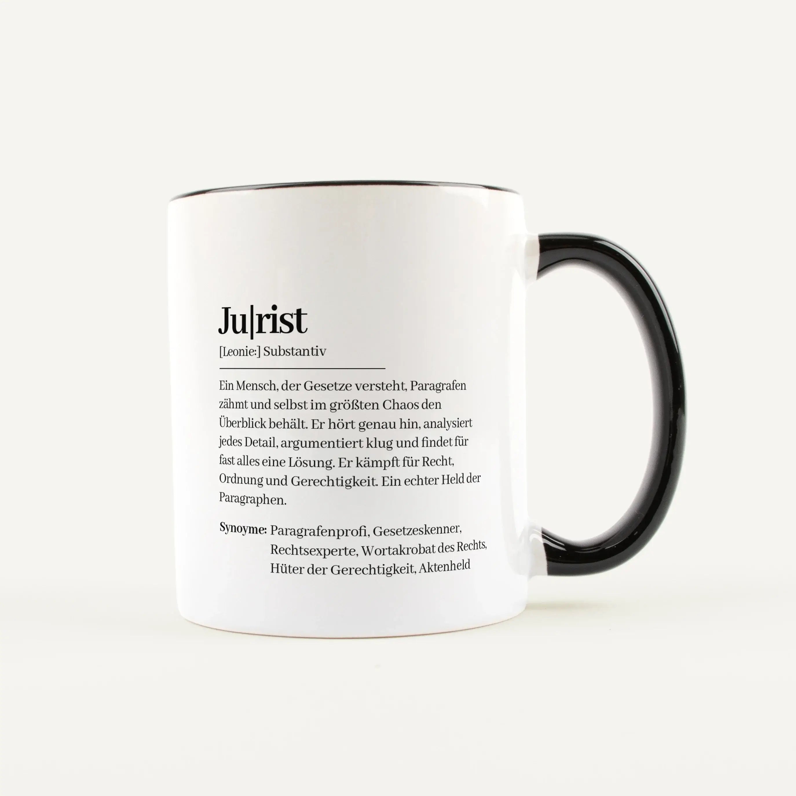 Tasse Definition Jurist-Keramik Tasse-famprints-Die Tasse Definition Jurist von famprints ist eine liebevolle Geschenkidee für Menschen, die mit Paragrafen leben und trotzdem über sich selbst lachen können. Der Spruch im Duden Stil trifft den Alltag im Bü