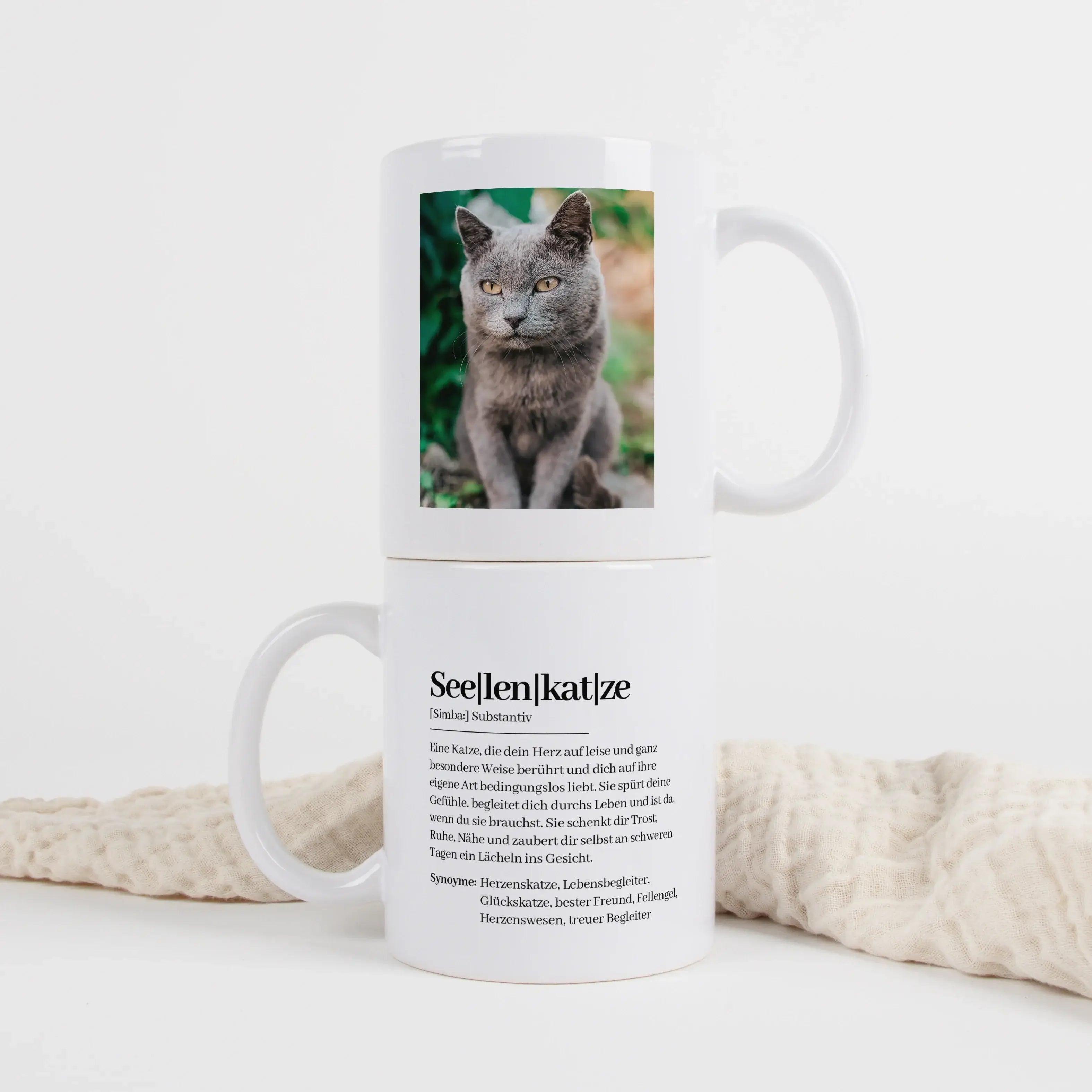 Tasse Definition Seelenkatze-Keramik Tasse-famprints-Die Tasse Definition Seelenkatze ist für alle, die in ihrer Katze mehr sehen als nur ein Haustier. Der Text im liebevollen Duden Stil bringt auf den Punkt, was viele Katzenmenschen fühlen, aber kaum in