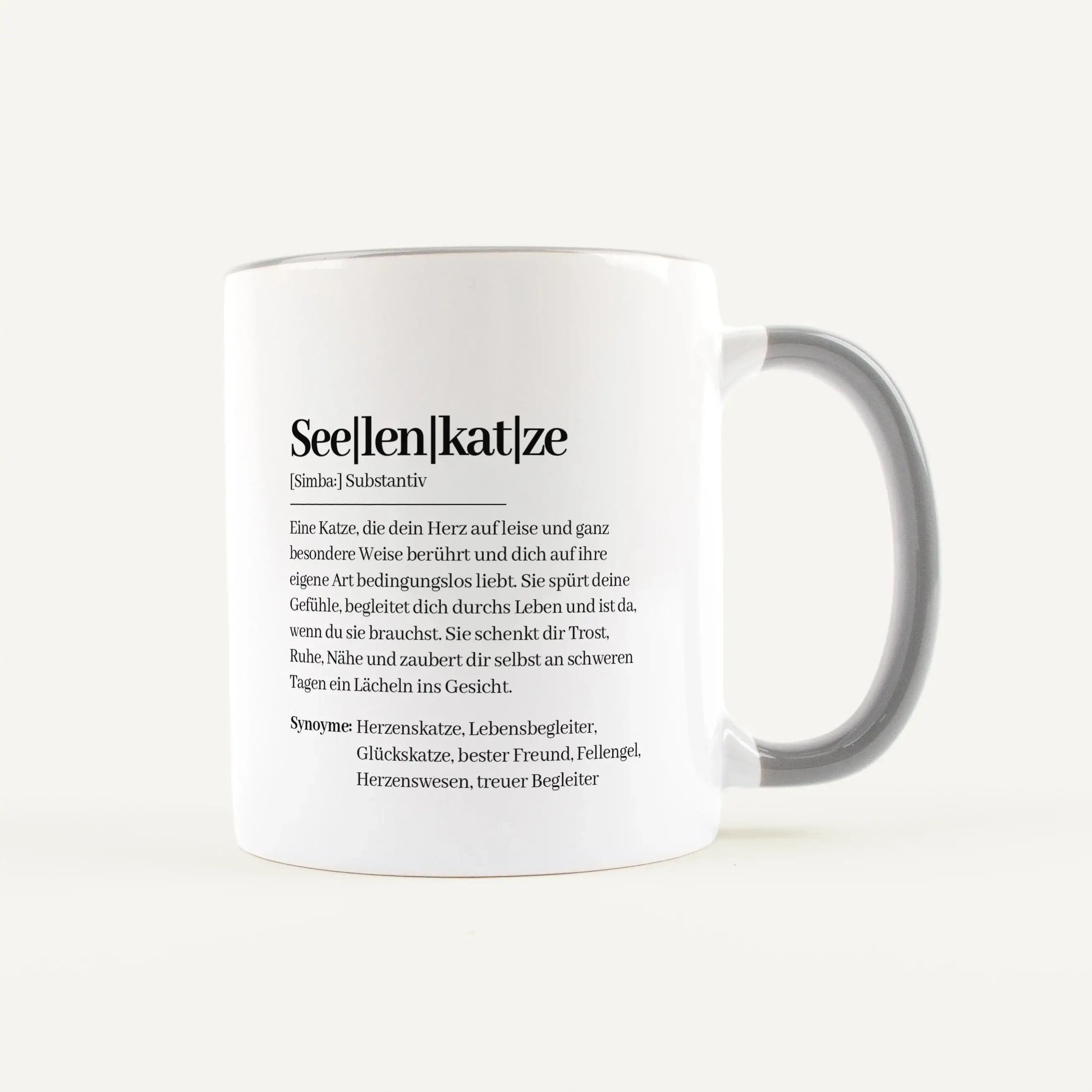 Tasse Definition Seelenkatze-Keramik Tasse-famprints-Die Tasse Definition Seelenkatze ist für alle, die in ihrer Katze mehr sehen als nur ein Haustier. Der Text im liebevollen Duden Stil bringt auf den Punkt, was viele Katzenmenschen fühlen, aber kaum in
