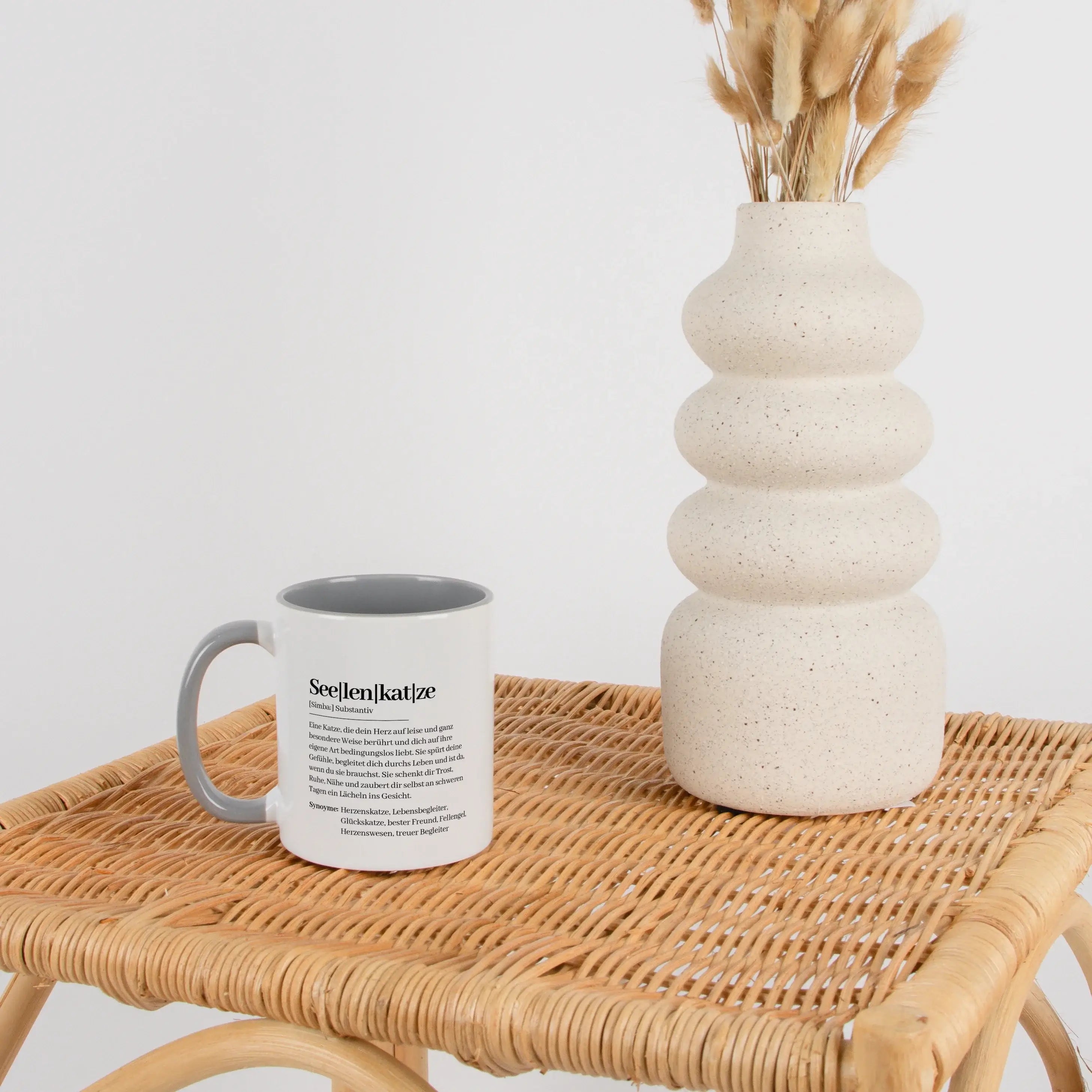 Tasse Definition Seelenkatze-Keramik Tasse-famprints-Die Tasse Definition Seelenkatze ist für alle, die in ihrer Katze mehr sehen als nur ein Haustier. Der Text im liebevollen Duden Stil bringt auf den Punkt, was viele Katzenmenschen fühlen, aber kaum in