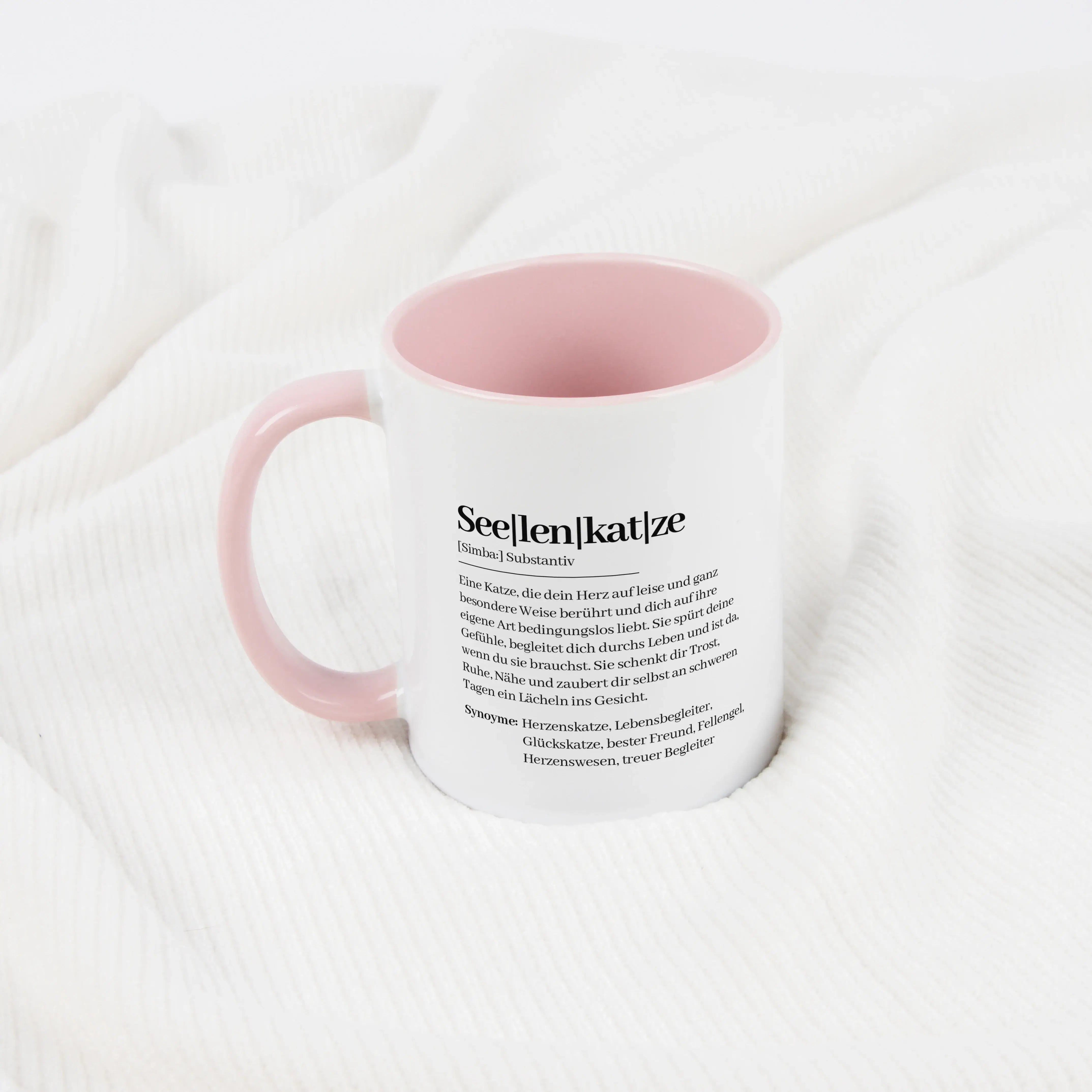 Tasse Definition Seelenkatze-Keramik Tasse-famprints-Die Tasse Definition Seelenkatze ist für alle, die in ihrer Katze mehr sehen als nur ein Haustier. Der Text im liebevollen Duden Stil bringt auf den Punkt, was viele Katzenmenschen fühlen, aber kaum in
