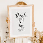 be happy Poster-famprints-Poster-Verschönere jeden Raum in deinem Zuhause oder Büro mit unserem be happy Poster! Dieses stilvolle schwarz-weiß Poster zeigt den Spruch "Think Happy, Be Happy", der dich daran erinnert, eine positive Einstellung zu bewahren.