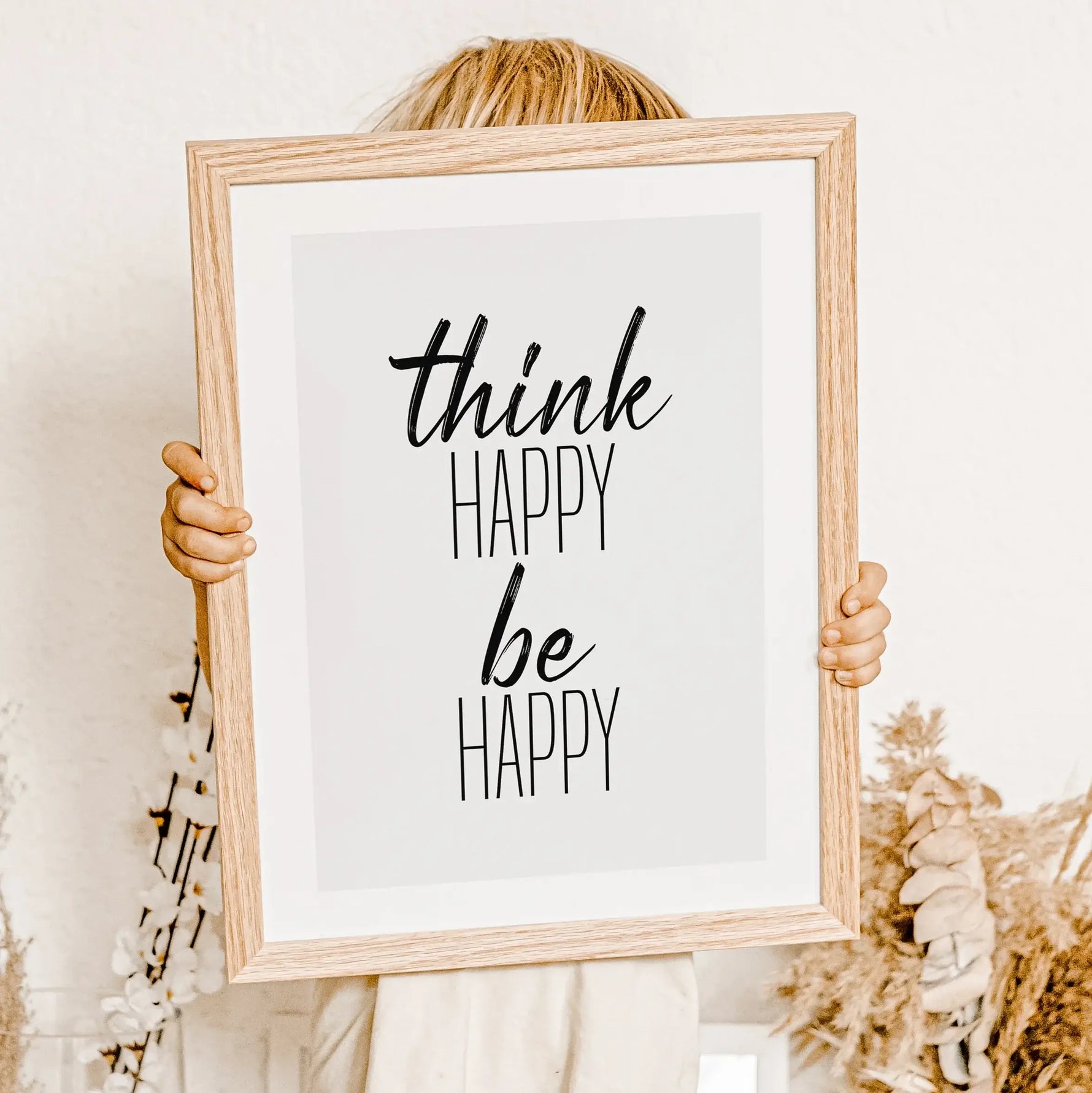 be happy Poster-famprints-Poster-Verschönere jeden Raum in deinem Zuhause oder Büro mit unserem be happy Poster! Dieses stilvolle schwarz-weiß Poster zeigt den Spruch "Think Happy, Be Happy", der dich daran erinnert, eine positive Einstellung zu bewahren.