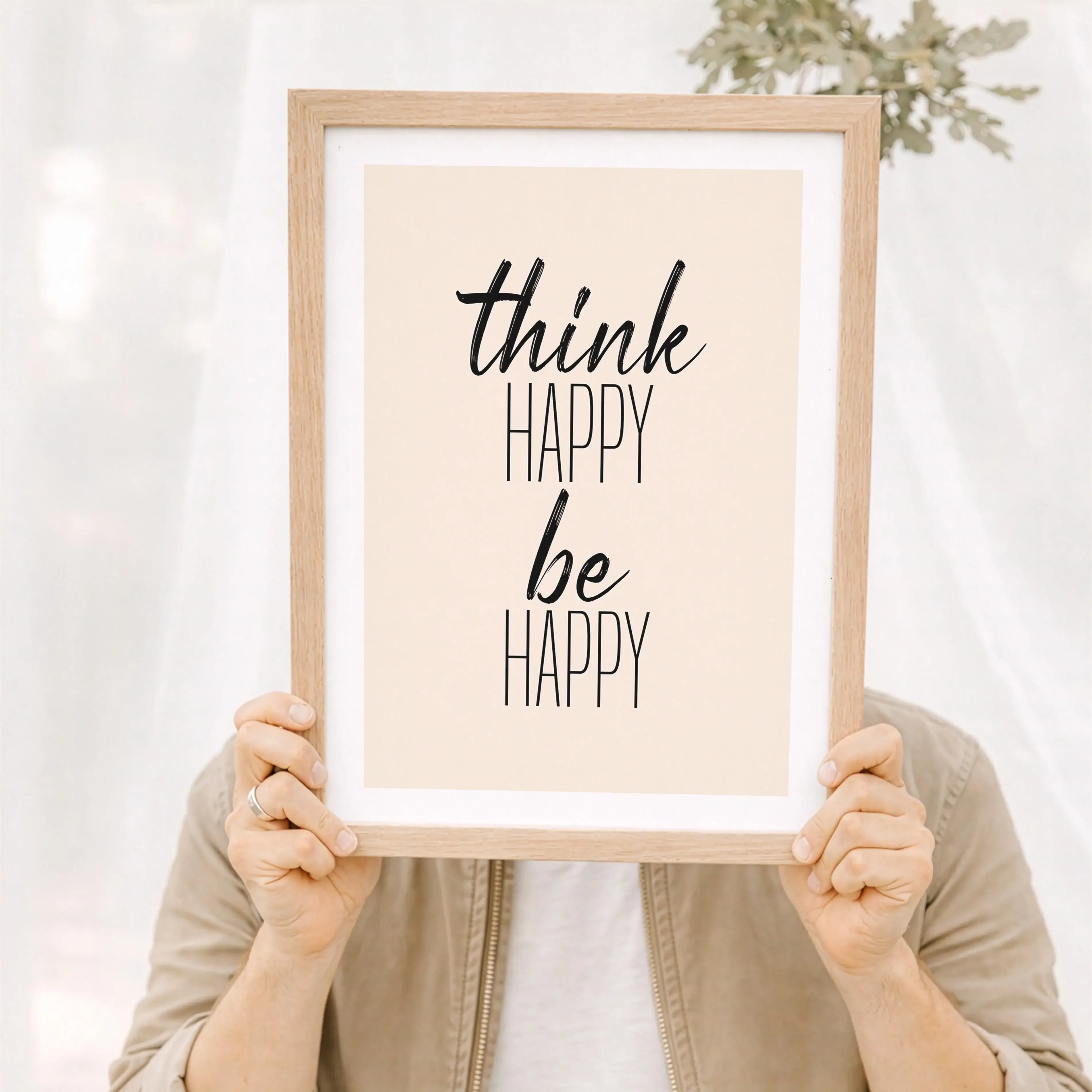 be happy Poster-Poster-famprints-Das be happy Poster von famprints ist mehr als nur Wanddekoration – es ist ein klares Statement für eine positive Haltung im Alltag. Mit seinem reduzierten Design und der zeitlosen Botschaft fügt sich das Motiv harmonisch