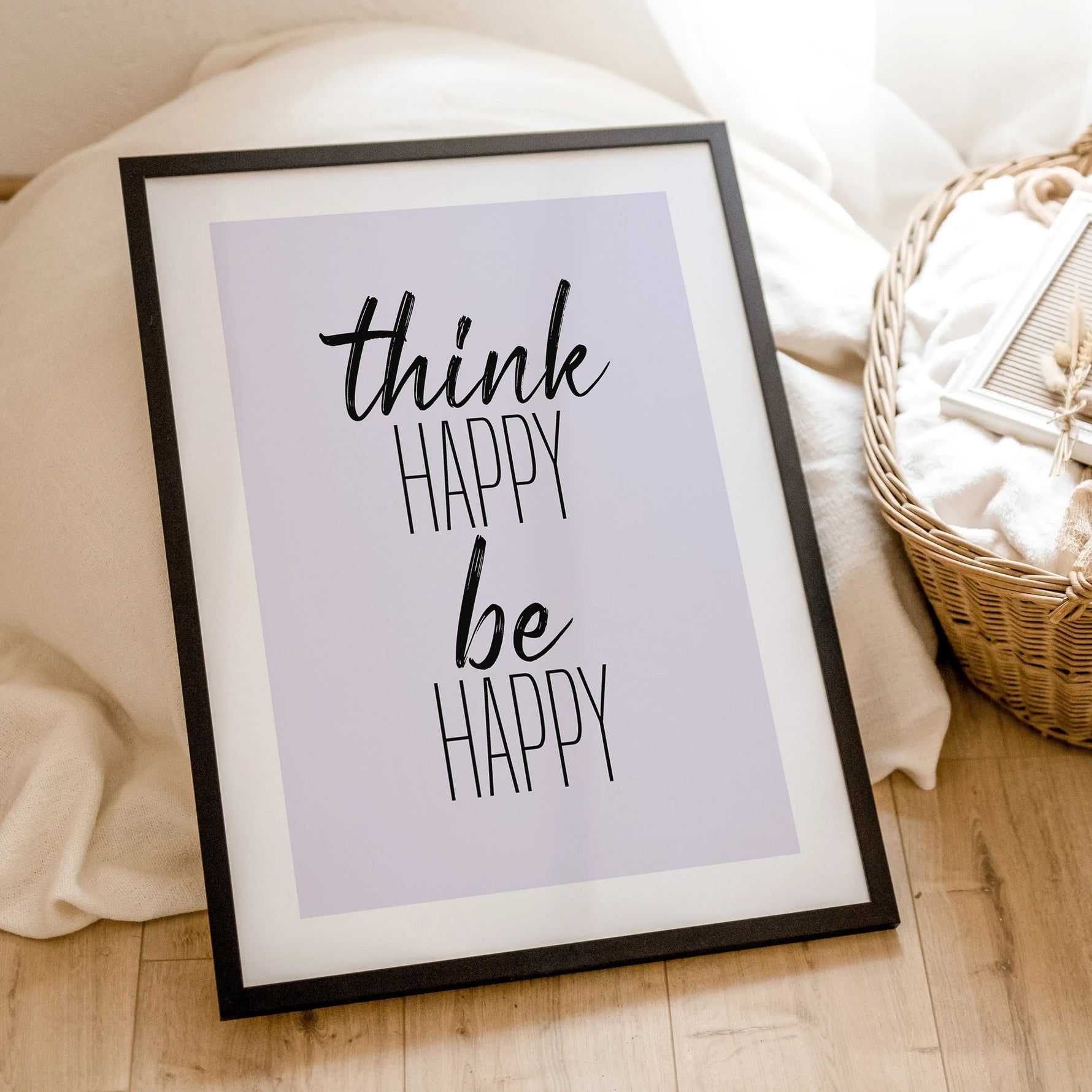 be happy Poster-famprints-Poster-Verschönere jeden Raum in deinem Zuhause oder Büro mit unserem be happy Poster! Dieses stilvolle schwarz-weiß Poster zeigt den Spruch "Think Happy, Be Happy", der dich daran erinnert, eine positive Einstellung zu bewahren.