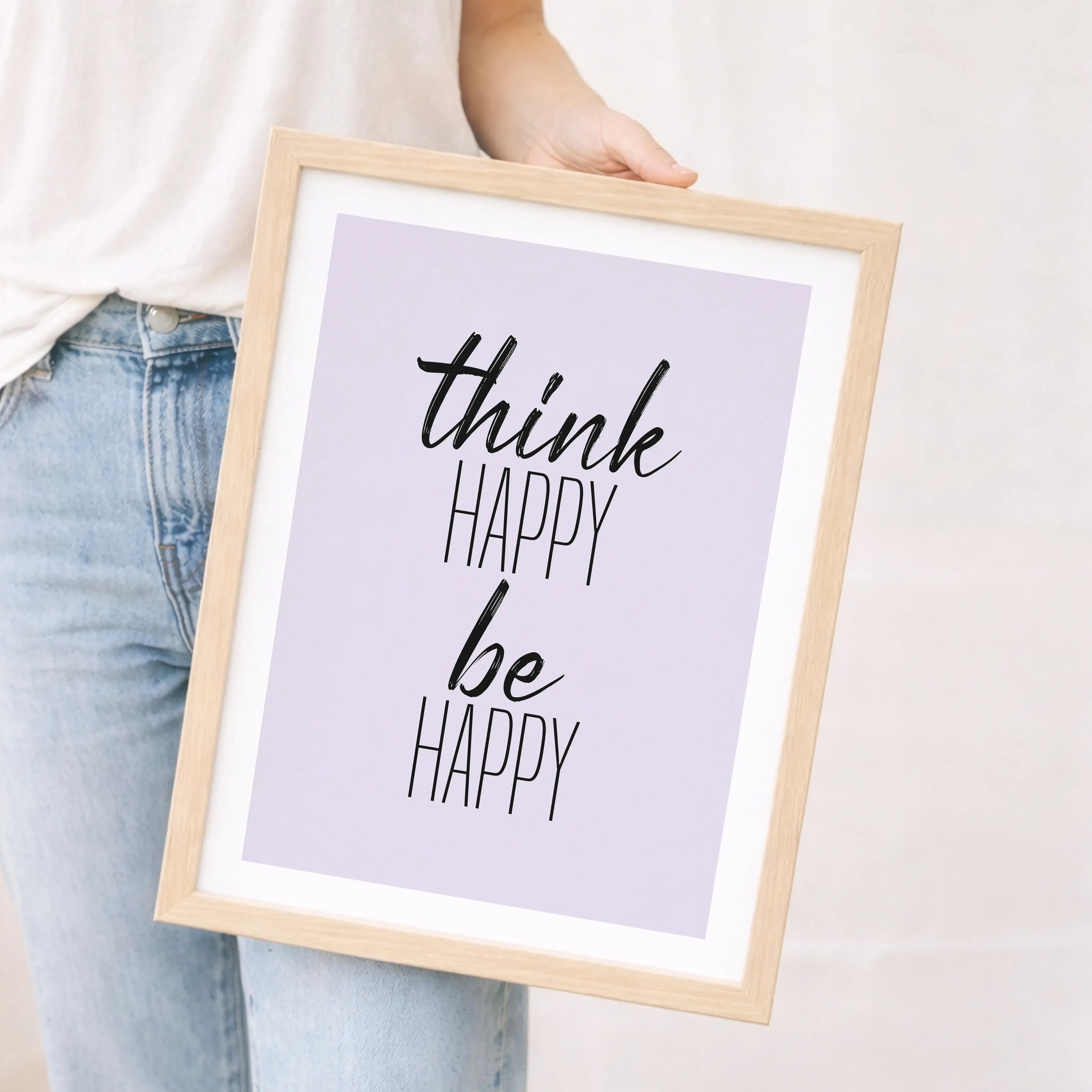 be happy Poster-Poster-famprints-Das be happy Poster von famprints ist mehr als nur Wanddekoration – es ist ein klares Statement für eine positive Haltung im Alltag. Mit seinem reduzierten Design und der zeitlosen Botschaft fügt sich das Motiv harmonisch