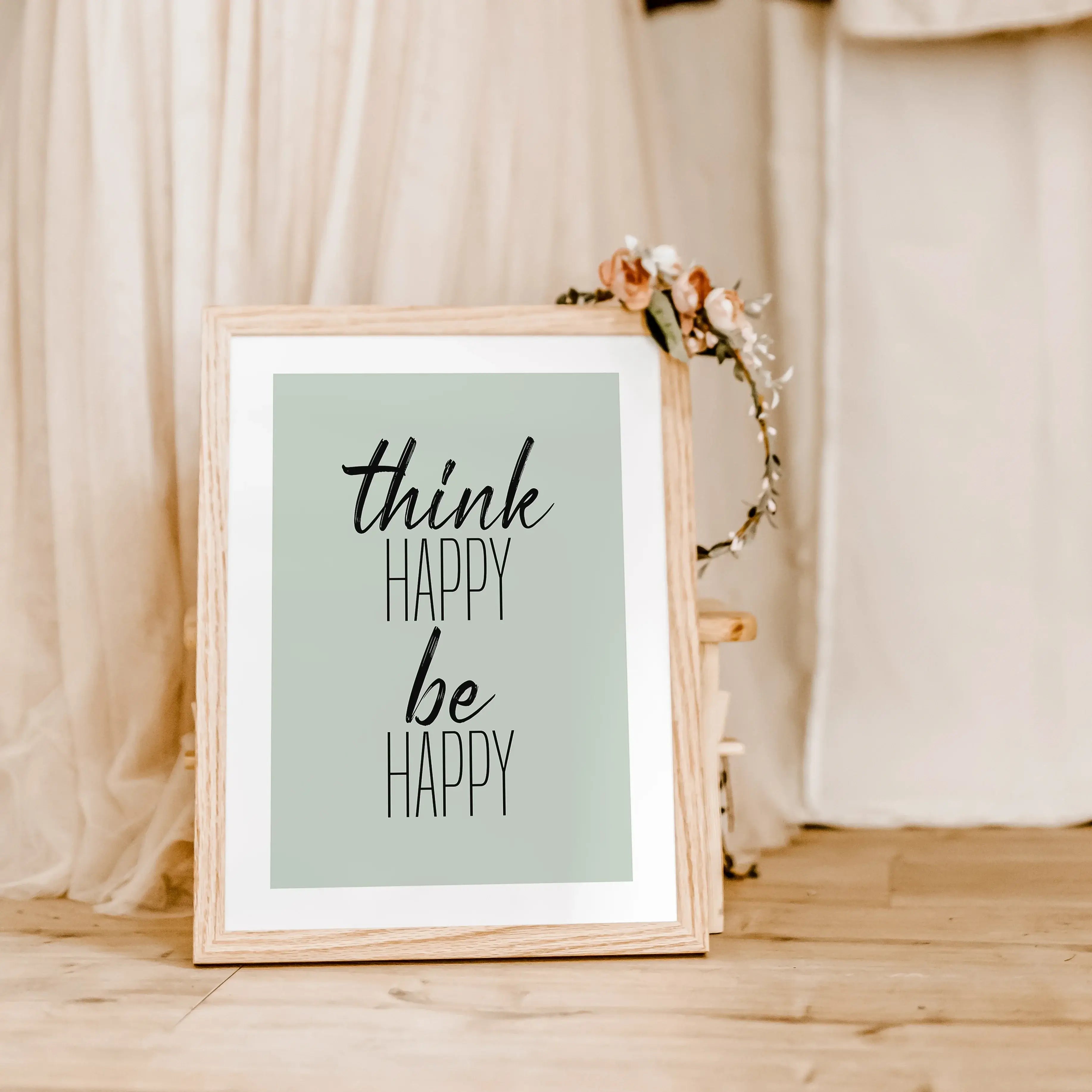 be happy Poster-famprints-Poster-Verschönere jeden Raum in deinem Zuhause oder Büro mit unserem be happy Poster! Dieses stilvolle schwarz-weiß Poster zeigt den Spruch "Think Happy, Be Happy", der dich daran erinnert, eine positive Einstellung zu bewahren.