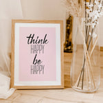 be happy Poster-famprints-Poster-Verschönere jeden Raum in deinem Zuhause oder Büro mit unserem be happy Poster! Dieses stilvolle schwarz-weiß Poster zeigt den Spruch "Think Happy, Be Happy", der dich daran erinnert, eine positive Einstellung zu bewahren.