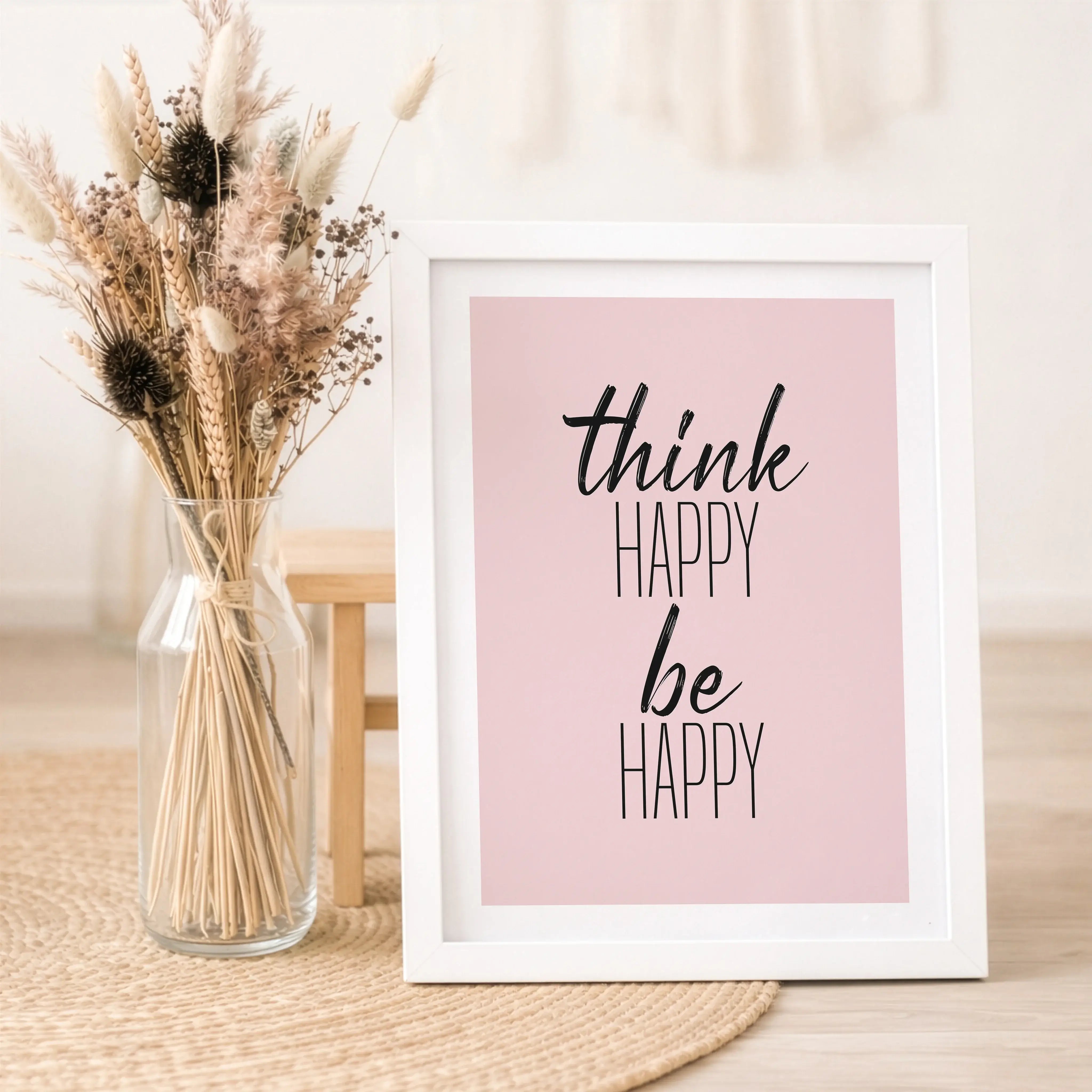 be happy Poster-Poster-famprints-Das be happy Poster von famprints ist mehr als nur Wanddekoration – es ist ein klares Statement für eine positive Haltung im Alltag. Mit seinem reduzierten Design und der zeitlosen Botschaft fügt sich das Motiv harmonisch