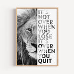 Motivation Poster 'Löwe'-famprints-Poster-Auf dem Motivation Poster 'Löwe' findest du das Foto von einem starken Löwen. Darüber befindet sich wahlweise in den Farbvarianten weiß oder schwarz der Schriftzug ' It's not over when you lose - It's over when yo