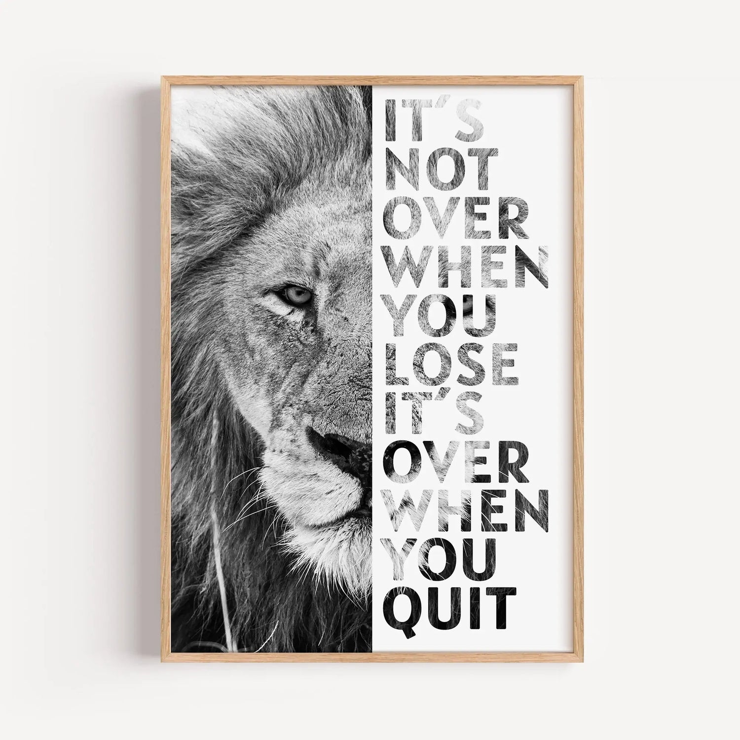 Motivation Poster 'Löwe'-famprints-Poster-Auf dem Motivation Poster 'Löwe' findest du das Foto von einem starken Löwen. Darüber befindet sich wahlweise in den Farbvarianten weiß oder schwarz der Schriftzug ' It's not over when you lose - It's over when yo