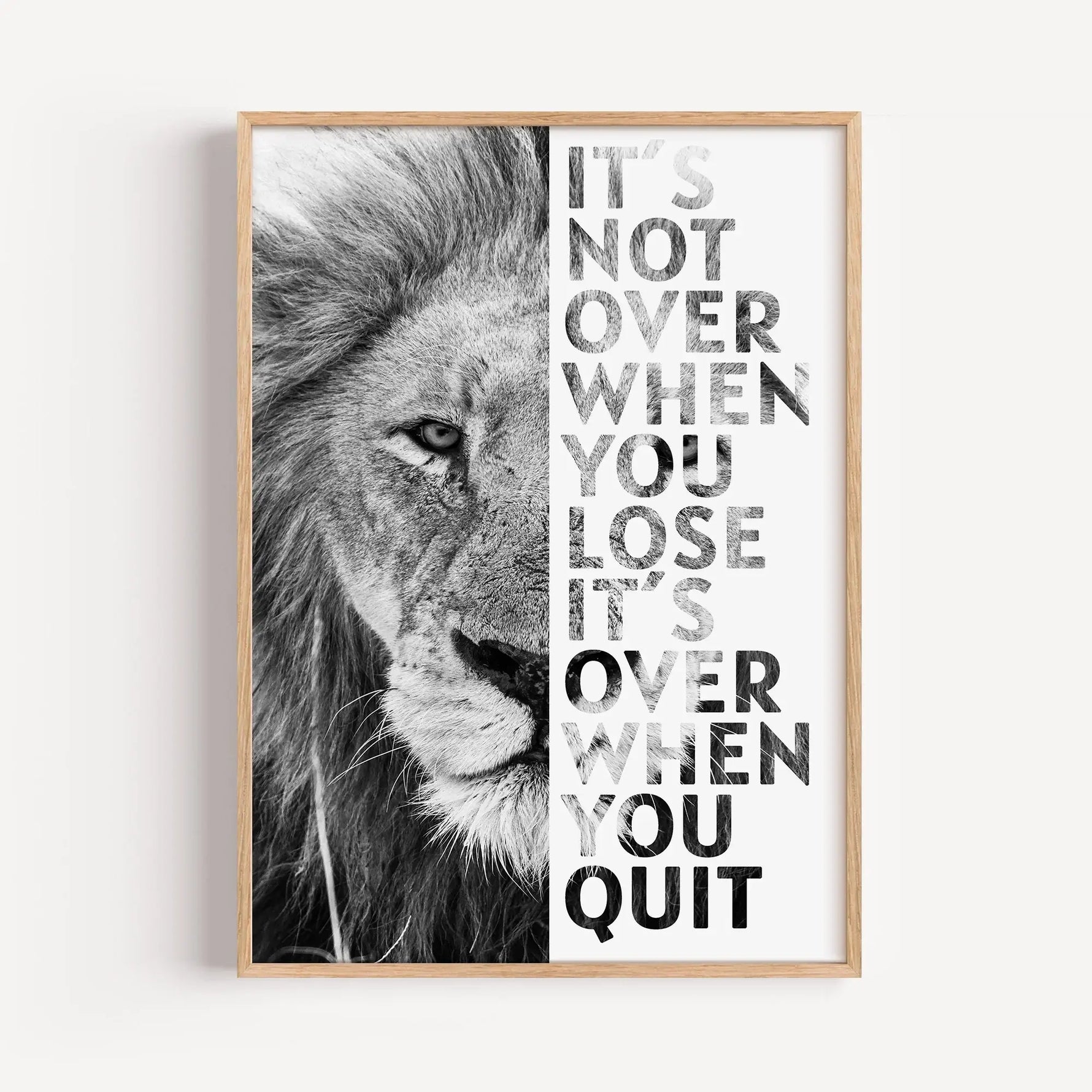 Motivation Poster 'Löwe'-famprints-Poster-Auf dem Motivation Poster 'Löwe' findest du das Foto von einem starken Löwen. Darüber befindet sich wahlweise in den Farbvarianten weiß oder schwarz der Schriftzug ' It's not over when you lose - It's over when yo