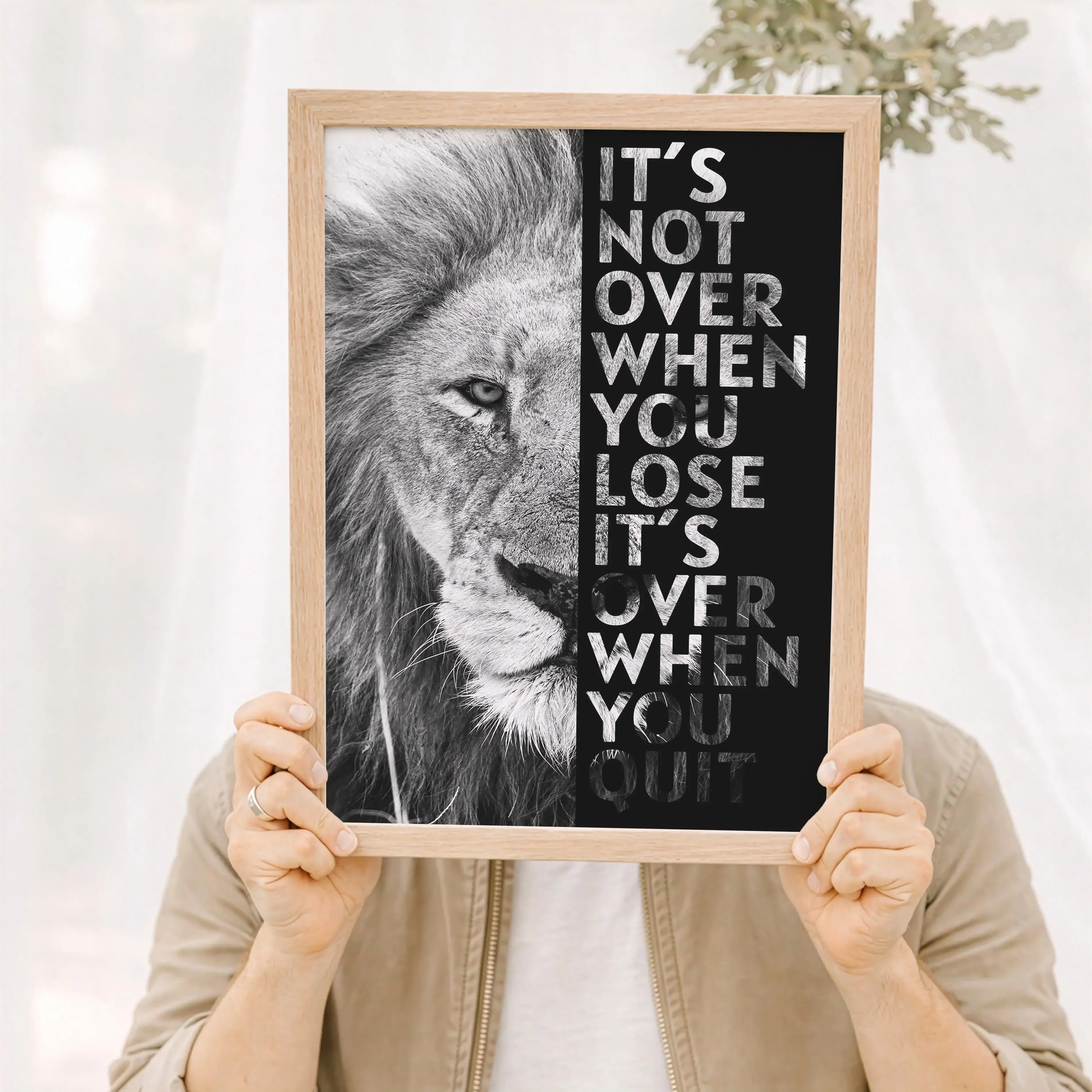 Motivation Poster Löwe-Poster-famprints-Das Motivation Poster Löwe steht für innere Stärke, Durchhaltevermögen und den Mut, den eigenen Weg zu gehen. Das ausdrucksstarke Löwenmotiv erinnert dich jeden Tag daran, nicht stehen zu bleiben, auch wenn es herau