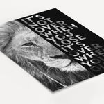 Motivation Poster 'Löwe'-famprints-Poster-Auf dem Motivation Poster 'Löwe' findest du das Foto von einem starken Löwen. Darüber befindet sich wahlweise in den Farbvarianten weiß oder schwarz der Schriftzug ' It's not over when you lose - It's over when yo