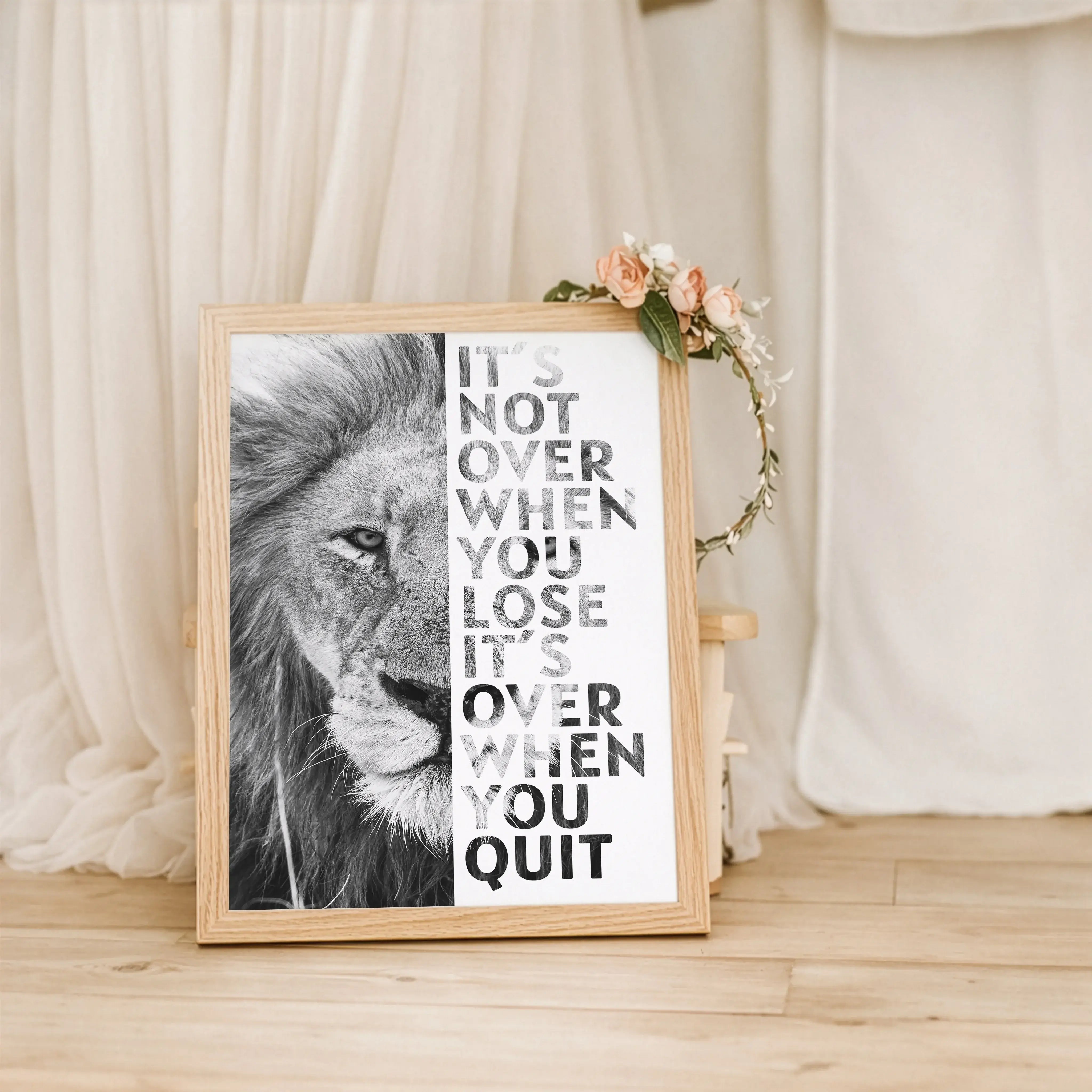 Motivation Poster Löwe-Poster-famprints-Das Motivation Poster Löwe steht für innere Stärke, Durchhaltevermögen und den Mut, den eigenen Weg zu gehen. Das ausdrucksstarke Löwenmotiv erinnert dich jeden Tag daran, nicht stehen zu bleiben, auch wenn es herau