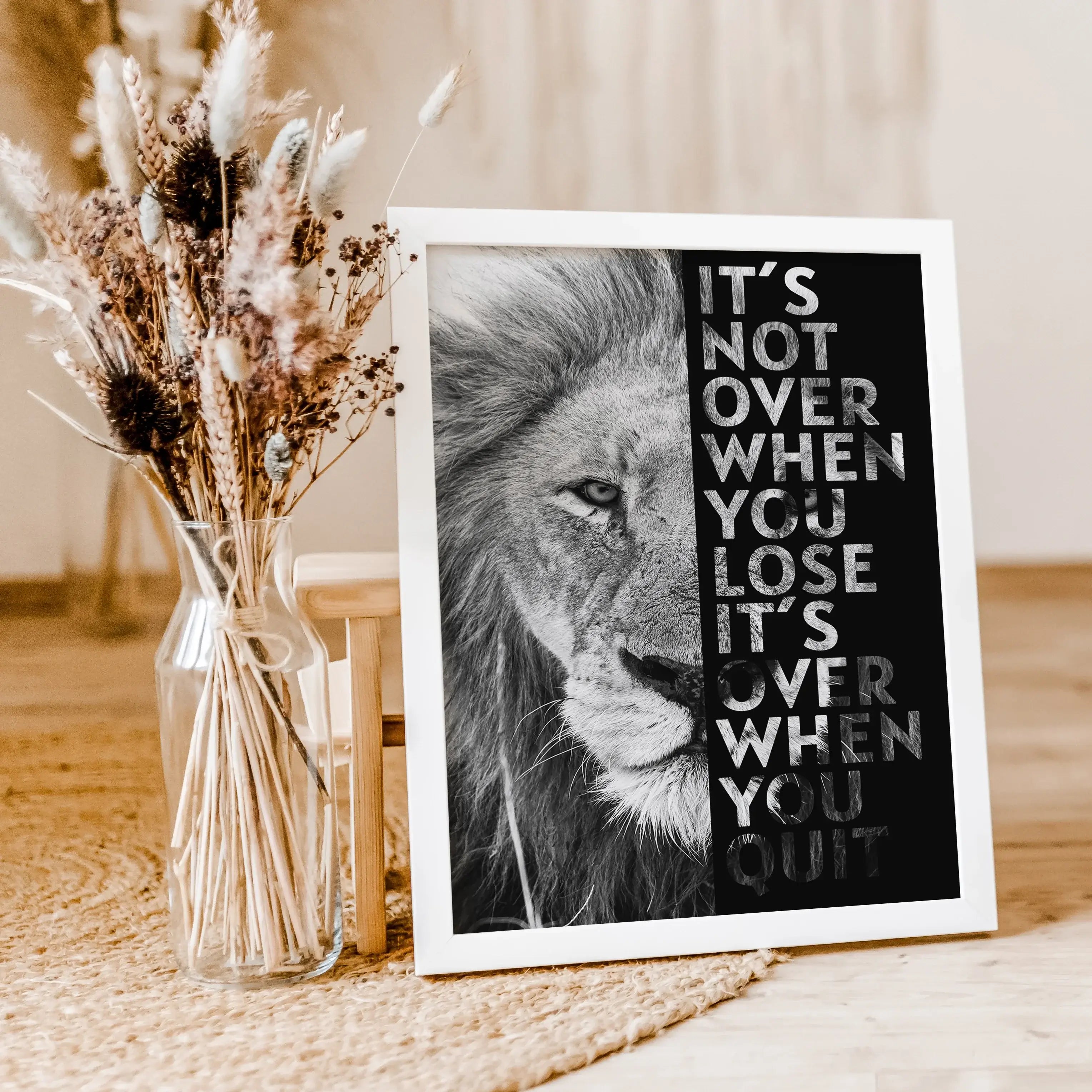 Motivation Poster 'Löwe'-famprints-Poster-Auf dem Motivation Poster 'Löwe' findest du das Foto von einem starken Löwen. Darüber befindet sich wahlweise in den Farbvarianten weiß oder schwarz der Schriftzug ' It's not over when you lose - It's over when yo