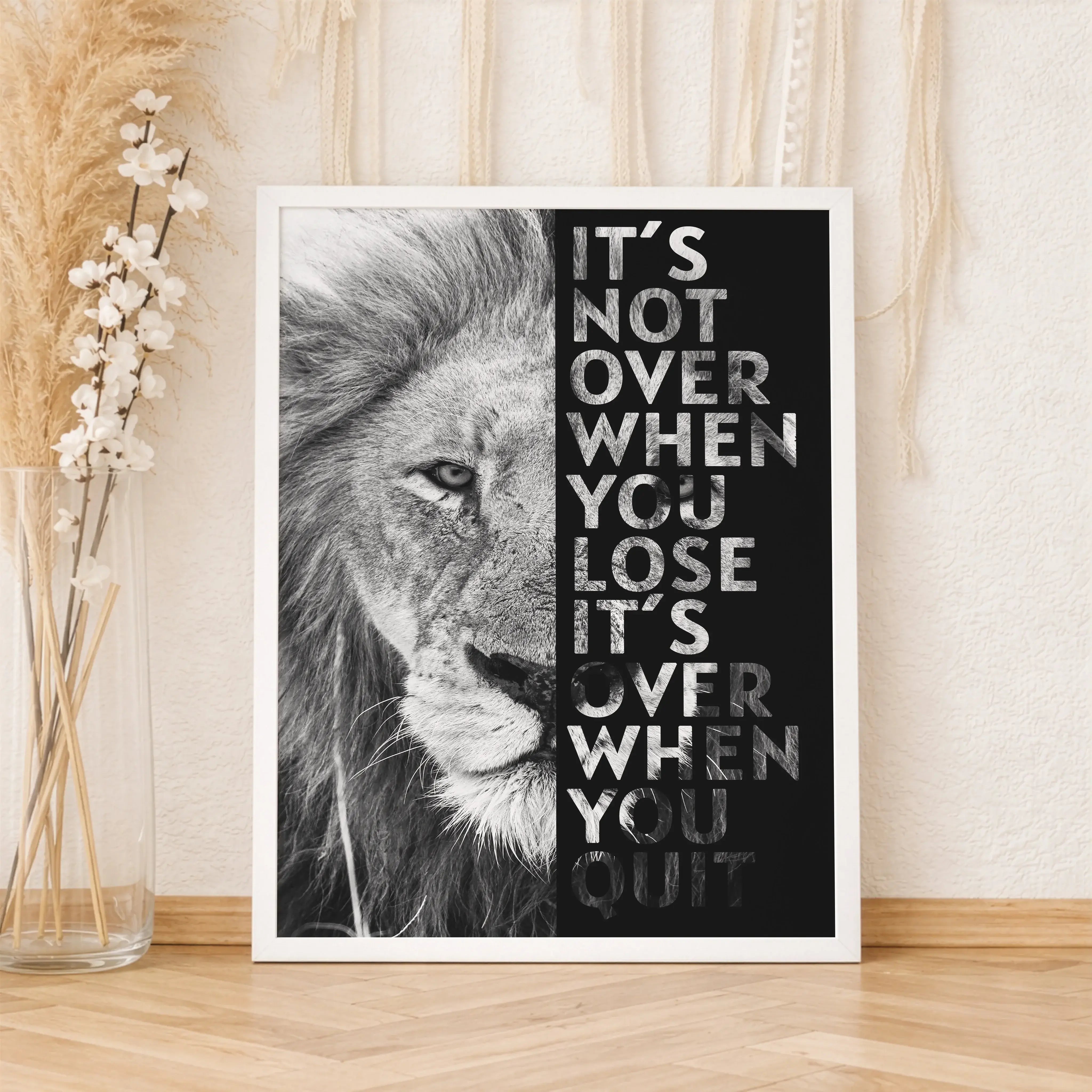 Motivation Poster Löwe-Poster-famprints-Das Motivation Poster Löwe steht für innere Stärke, Durchhaltevermögen und den Mut, den eigenen Weg zu gehen. Das ausdrucksstarke Löwenmotiv erinnert dich jeden Tag daran, nicht stehen zu bleiben, auch wenn es herau