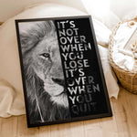 Motivation Poster 'Löwe'-famprints-Poster-Auf dem Motivation Poster 'Löwe' findest du das Foto von einem starken Löwen. Darüber befindet sich wahlweise in den Farbvarianten weiß oder schwarz der Schriftzug ' It's not over when you lose - It's over when yo