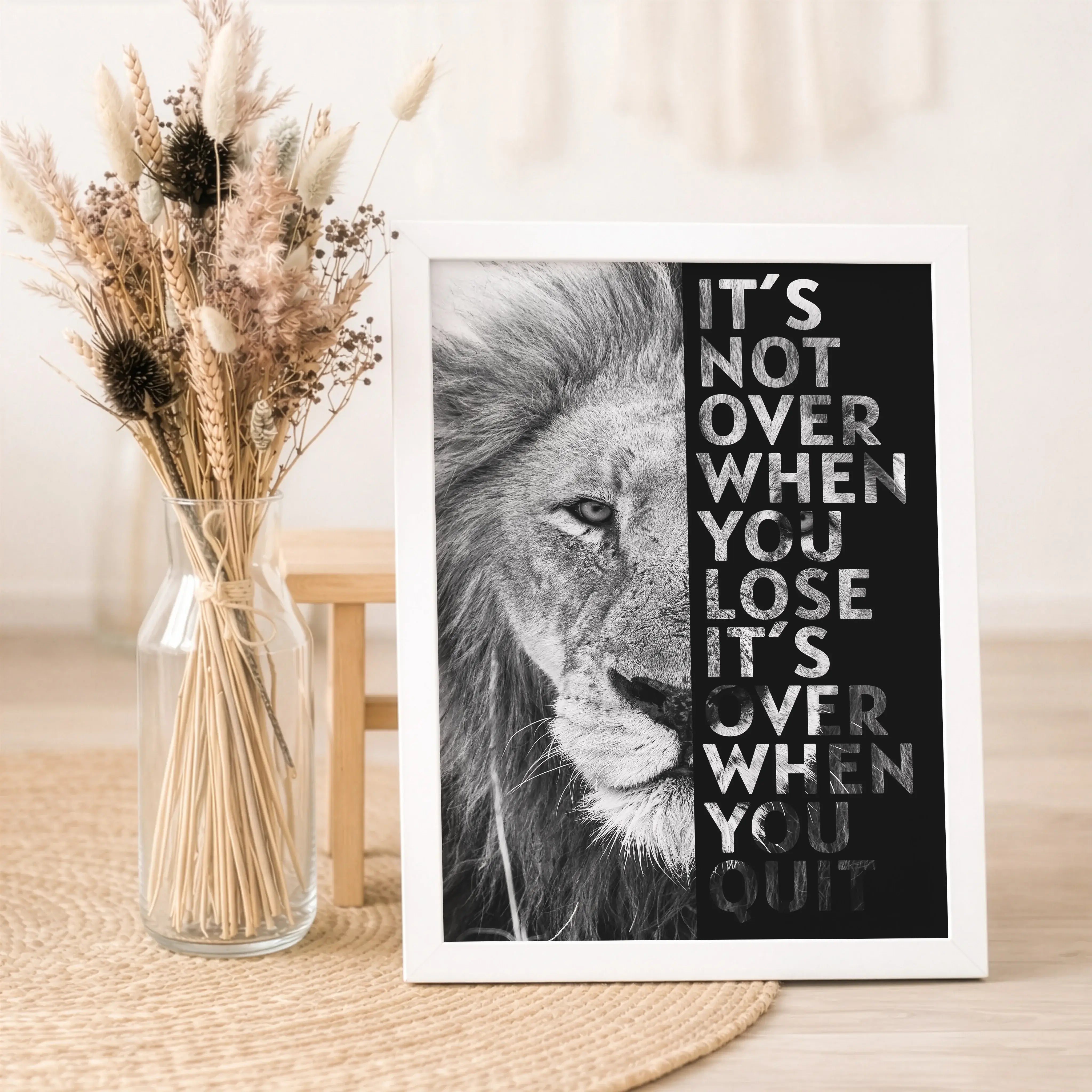 Motivation Poster Löwe-Poster-famprints-Das Motivation Poster Löwe steht für innere Stärke, Durchhaltevermögen und den Mut, den eigenen Weg zu gehen. Das ausdrucksstarke Löwenmotiv erinnert dich jeden Tag daran, nicht stehen zu bleiben, auch wenn es herau