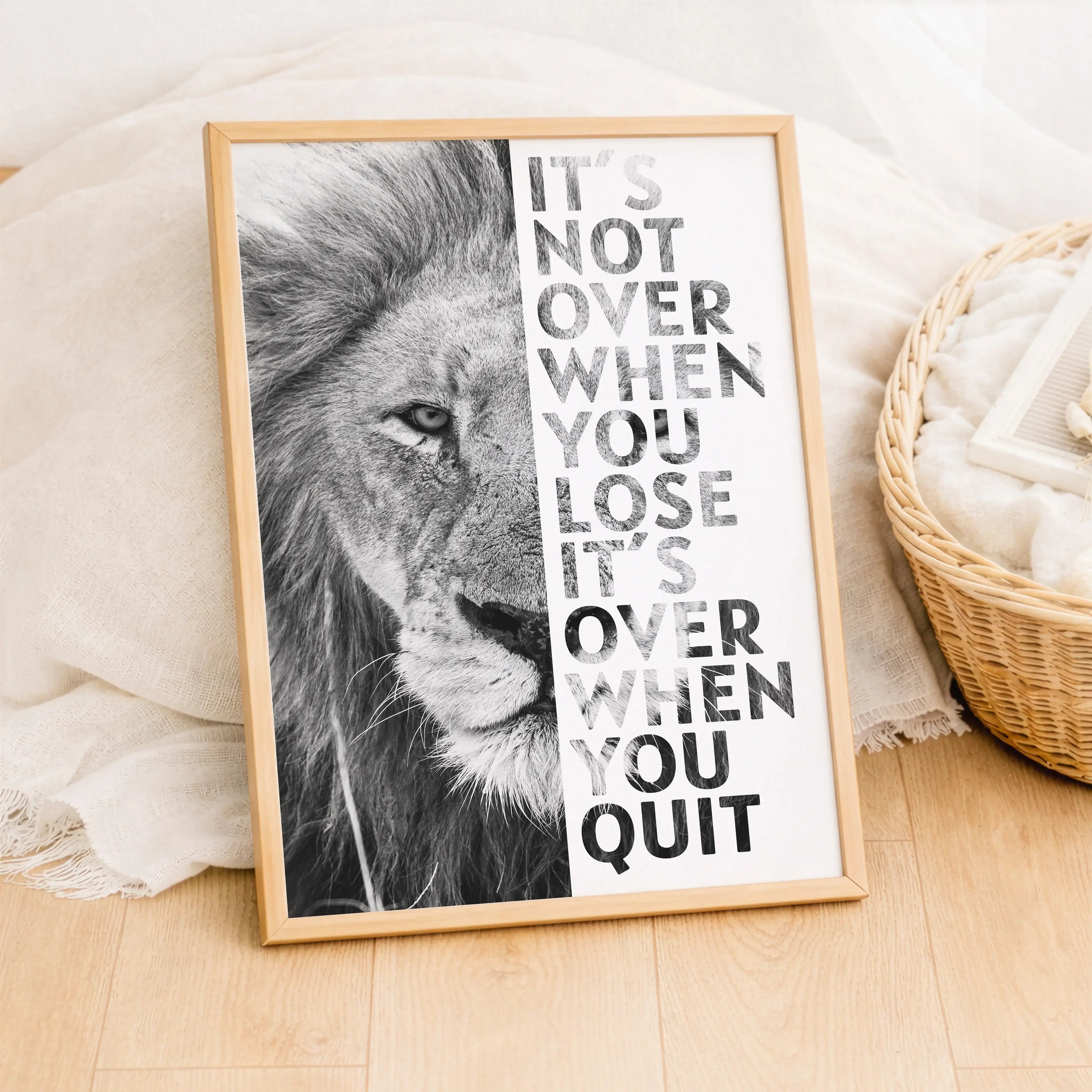 Motivation Poster Löwe-Poster-famprints-Das Motivation Poster Löwe steht für innere Stärke, Durchhaltevermögen und den Mut, den eigenen Weg zu gehen. Das ausdrucksstarke Löwenmotiv erinnert dich jeden Tag daran, nicht stehen zu bleiben, auch wenn es herau