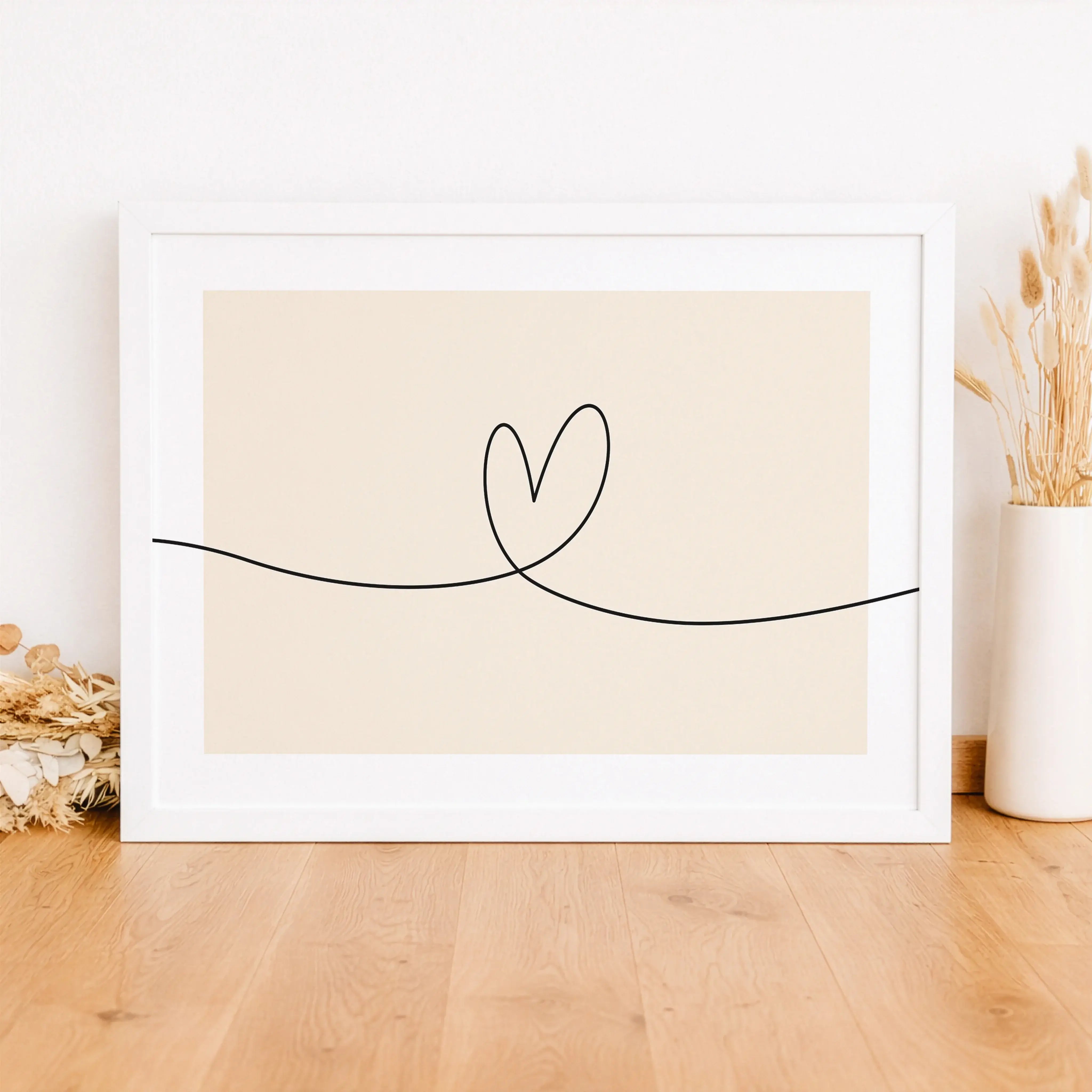Herzlinie Poster No2-Poster-famprints-Das Herzlinie Poster No2 ist ein modernes Line Art Poster mit klarer Linienführung. Eine schwarze, durchgehende Linie verläuft von links nach rechts über das gesamte Motiv und formt in der Mitte eine schlichte Herzkon