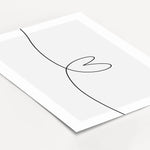 Herzlinie Poster No2-famprints-Poster-Auf dem Herzlinie Poster befindet sich die schwarze Line Art Kontur eines Herzens auf weißem Hintergrund. Die schwarze Kontur Linie beginnt am linken Poster Rand, zeigt in der Mitte die Herz Kontur und endet am rechte