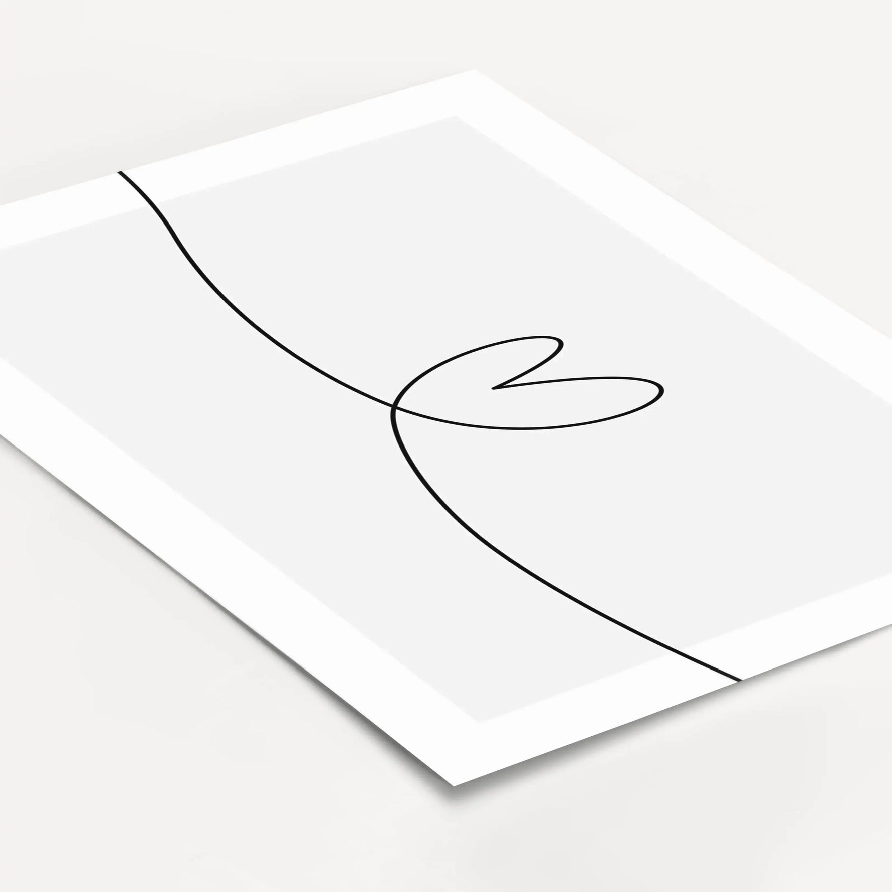 Herzlinie Poster No2-famprints-Poster-Auf dem Herzlinie Poster befindet sich die schwarze Line Art Kontur eines Herzens auf weißem Hintergrund. Die schwarze Kontur Linie beginnt am linken Poster Rand, zeigt in der Mitte die Herz Kontur und endet am rechte